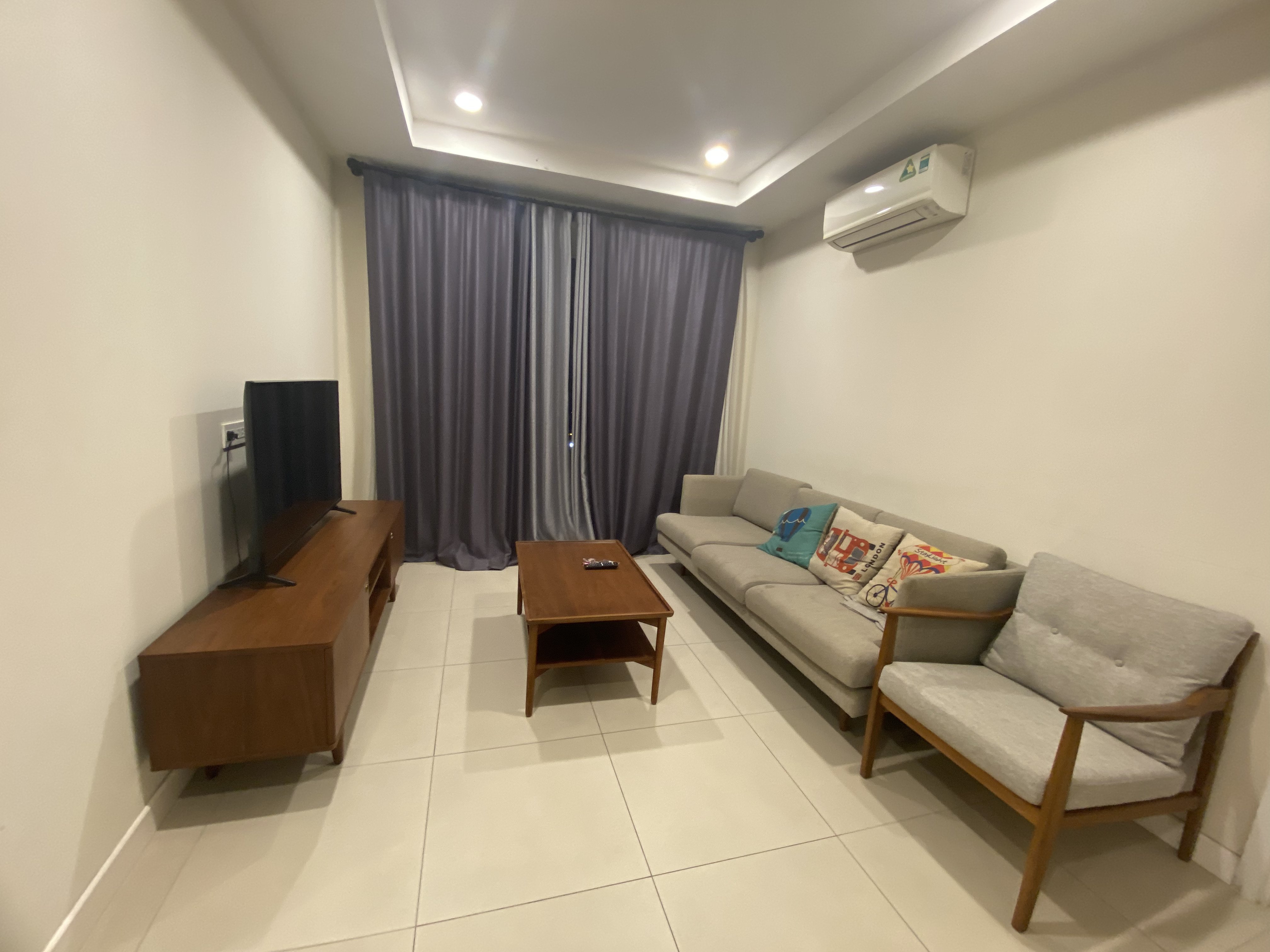 Cho thuê căn hộ 2PN2VS 84m2 tầng cao full đồ tòa Novo Kosmo 2