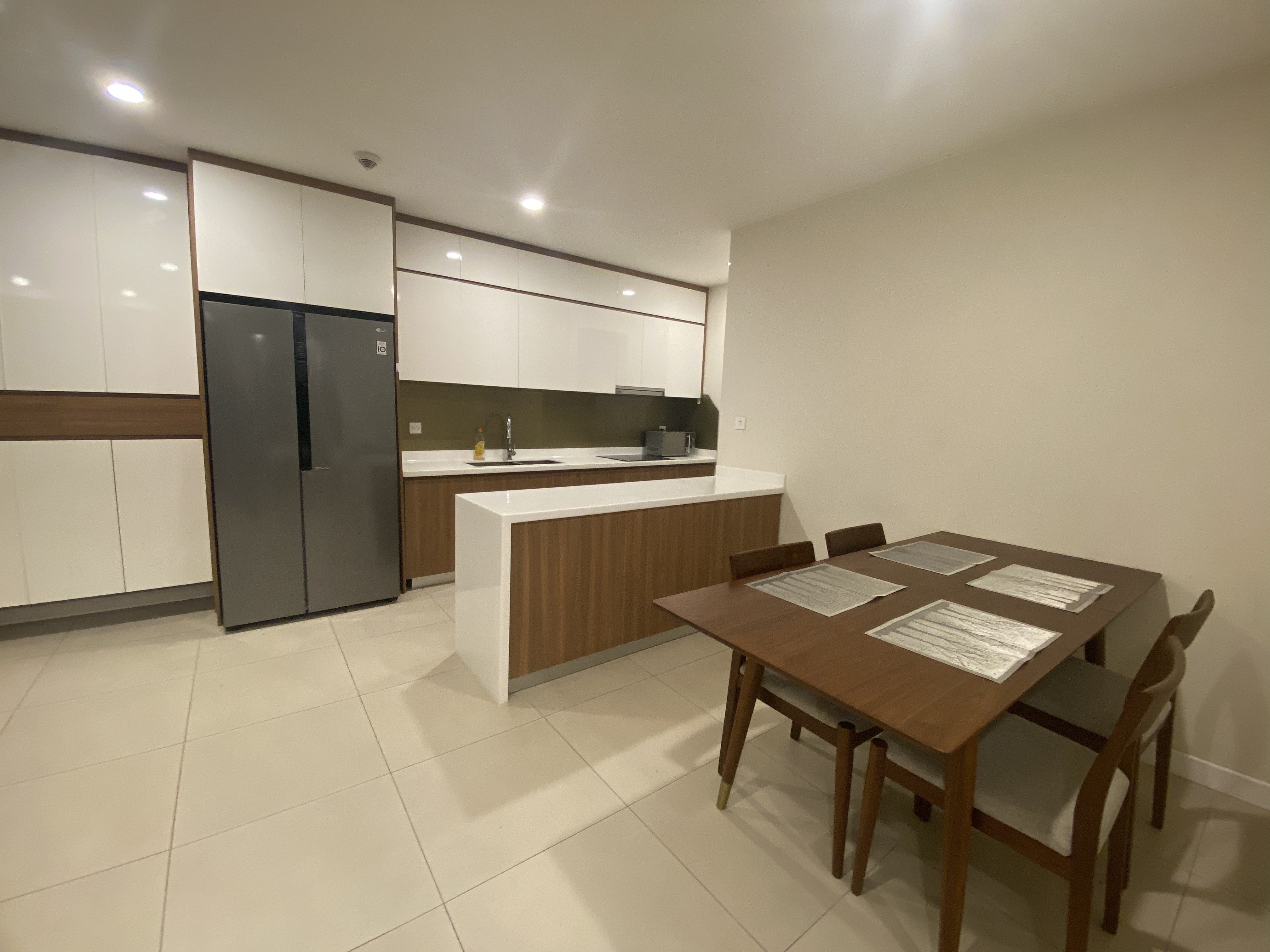 Cho thuê căn hộ 2PN2VS 84m2 tầng cao full đồ tòa Novo Kosmo 4
