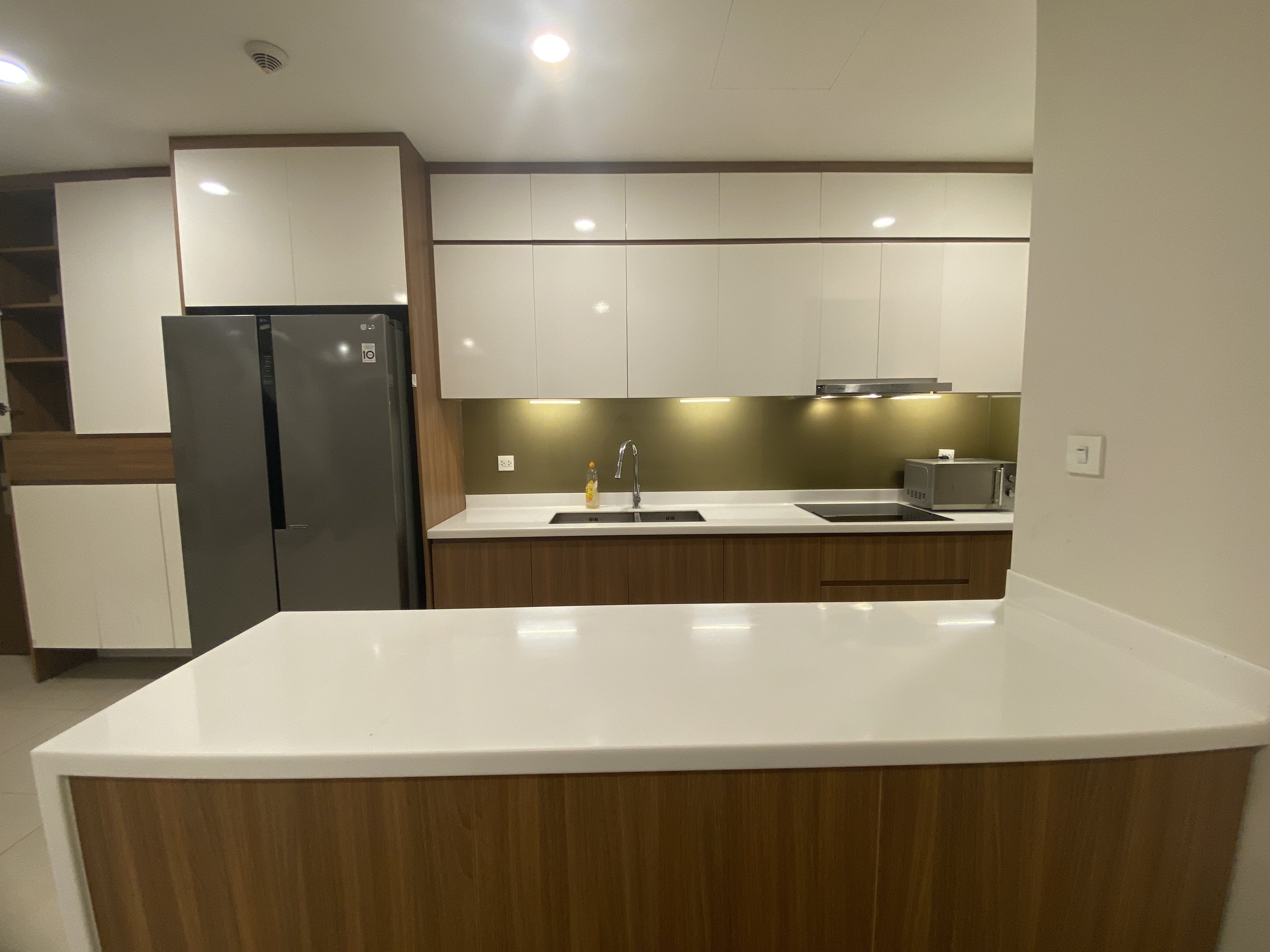 Cho thuê căn hộ 2PN2VS 84m2 tầng cao full đồ tòa Novo Kosmo 5