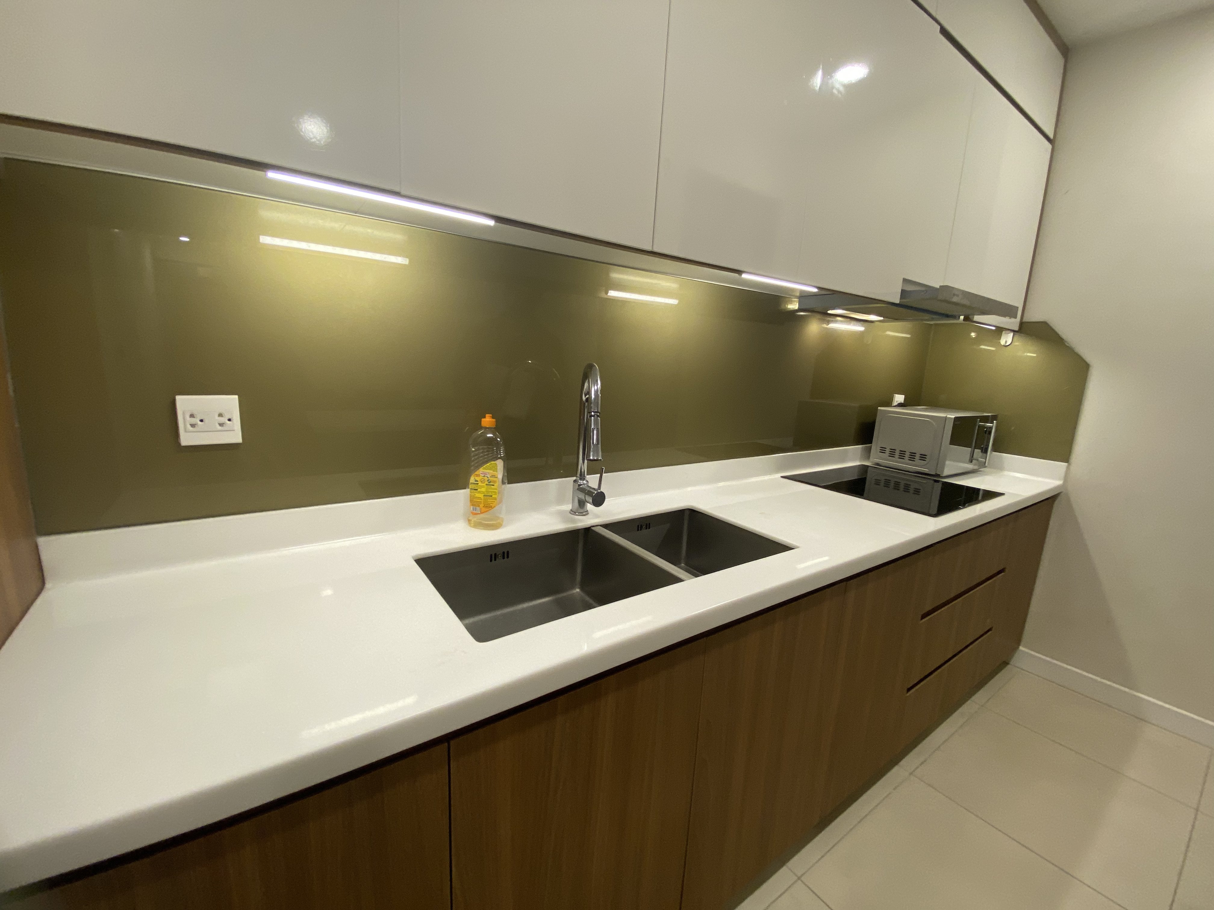 Cho thuê căn hộ 2PN2VS 84m2 tầng cao full đồ tòa Novo Kosmo 6