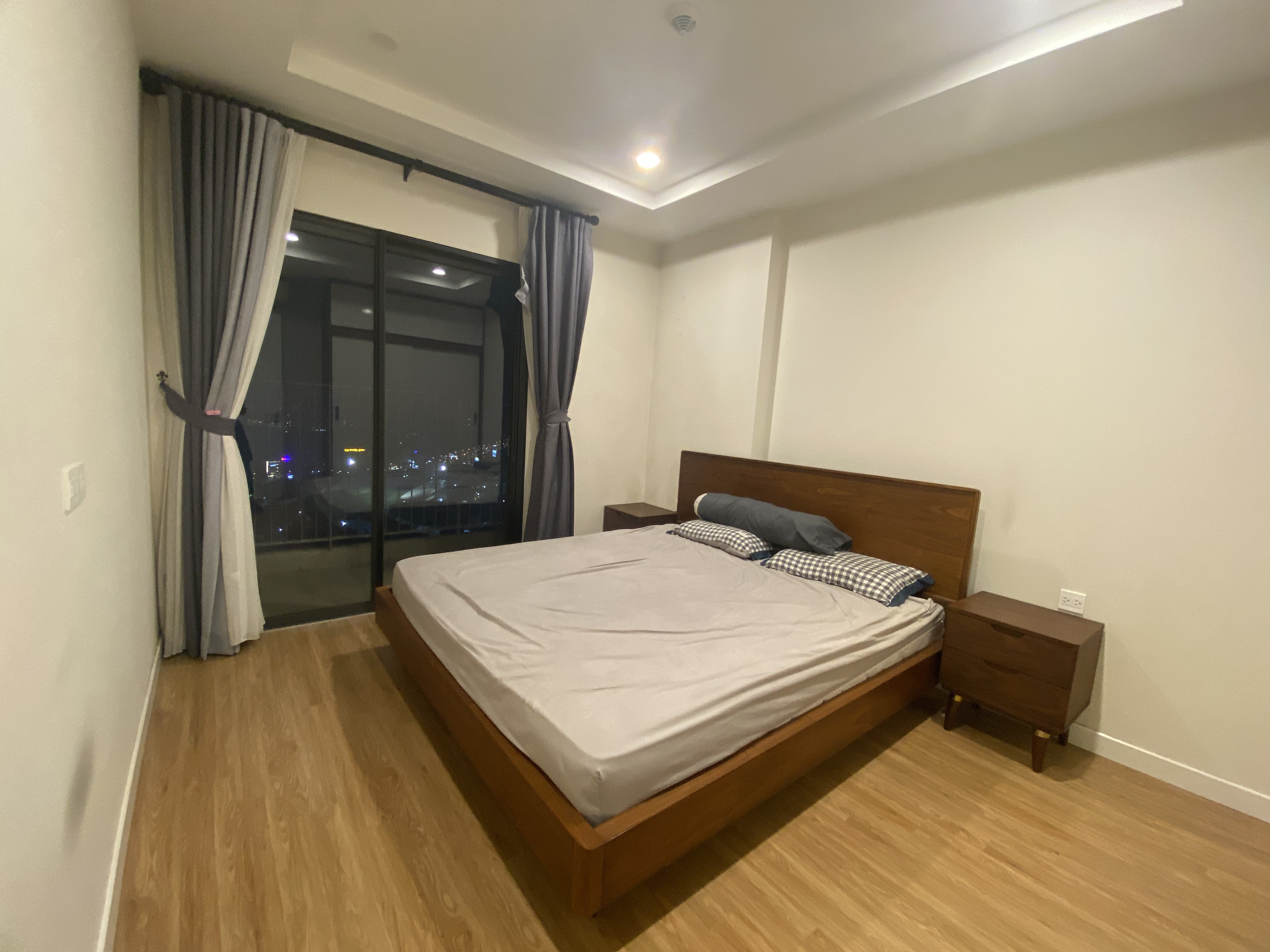 Cho thuê căn hộ 2PN2VS 84m2 tầng cao full đồ tòa Novo Kosmo 7