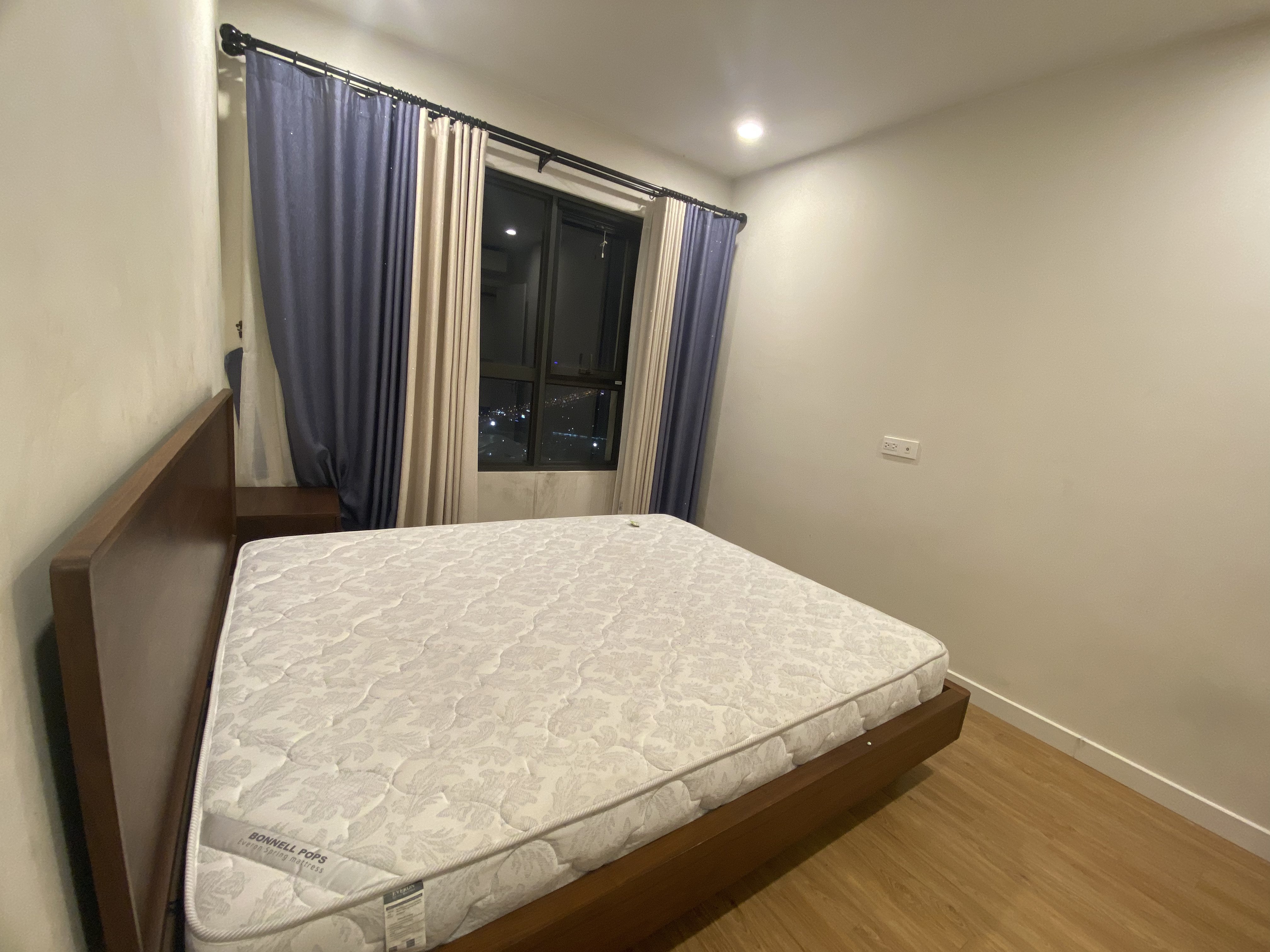 Cho thuê căn hộ 2PN2VS 84m2 tầng cao full đồ tòa Novo Kosmo 8