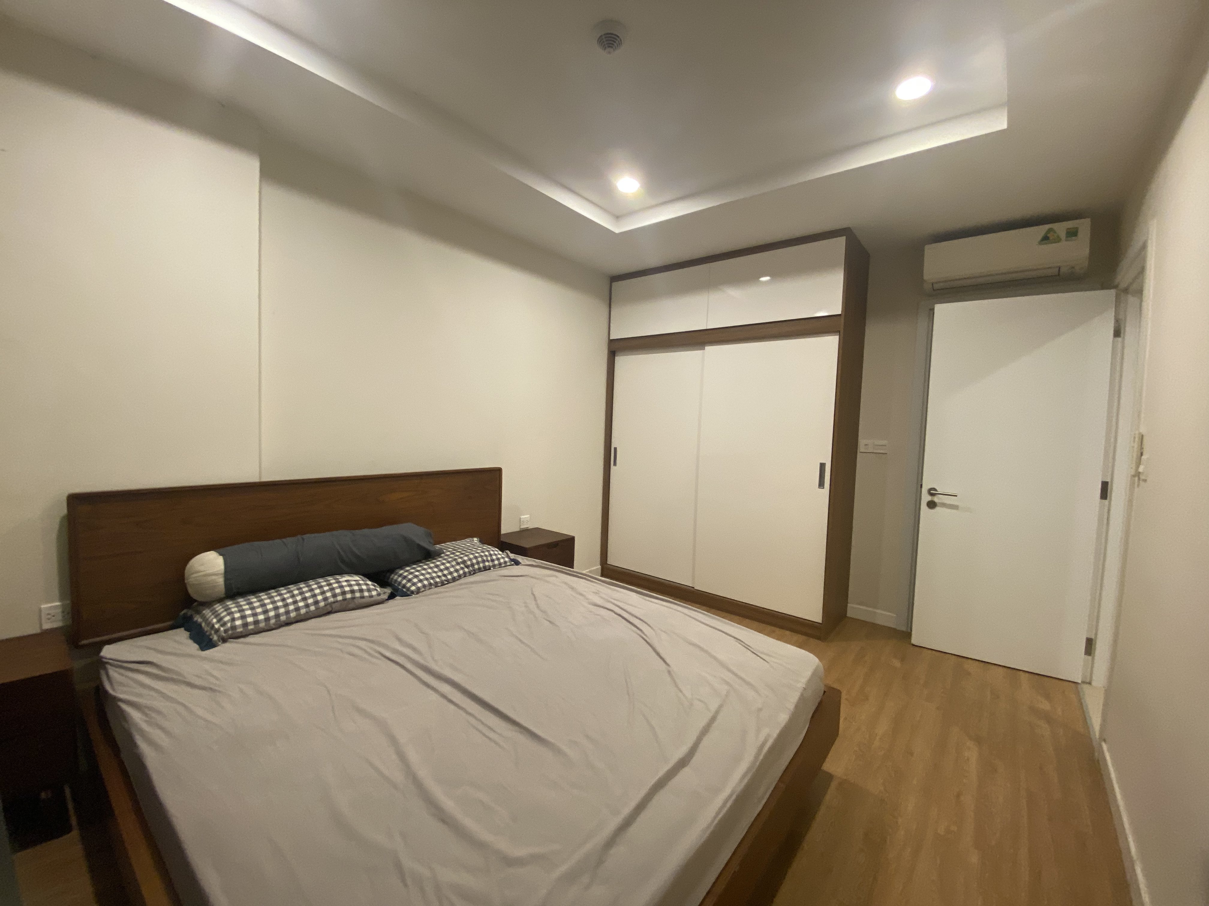 Cho thuê căn hộ 2PN2VS 84m2 tầng cao full đồ tòa Novo Kosmo 9