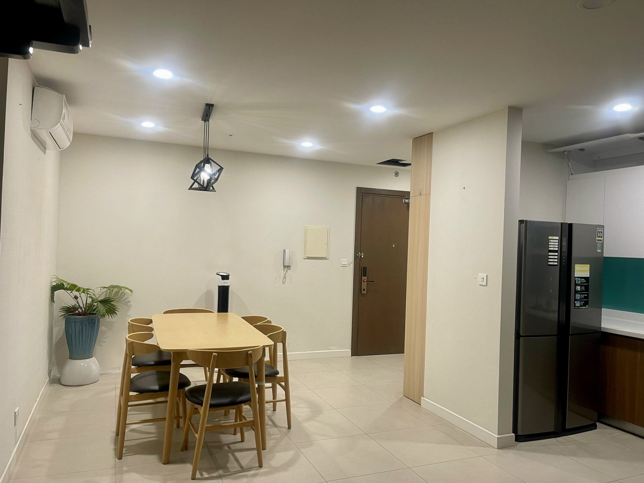 Cho thuê căn hộ 3 ngủ 118m2 full đồ view trọn Hồ Tây tòa Novo Kosmo 2