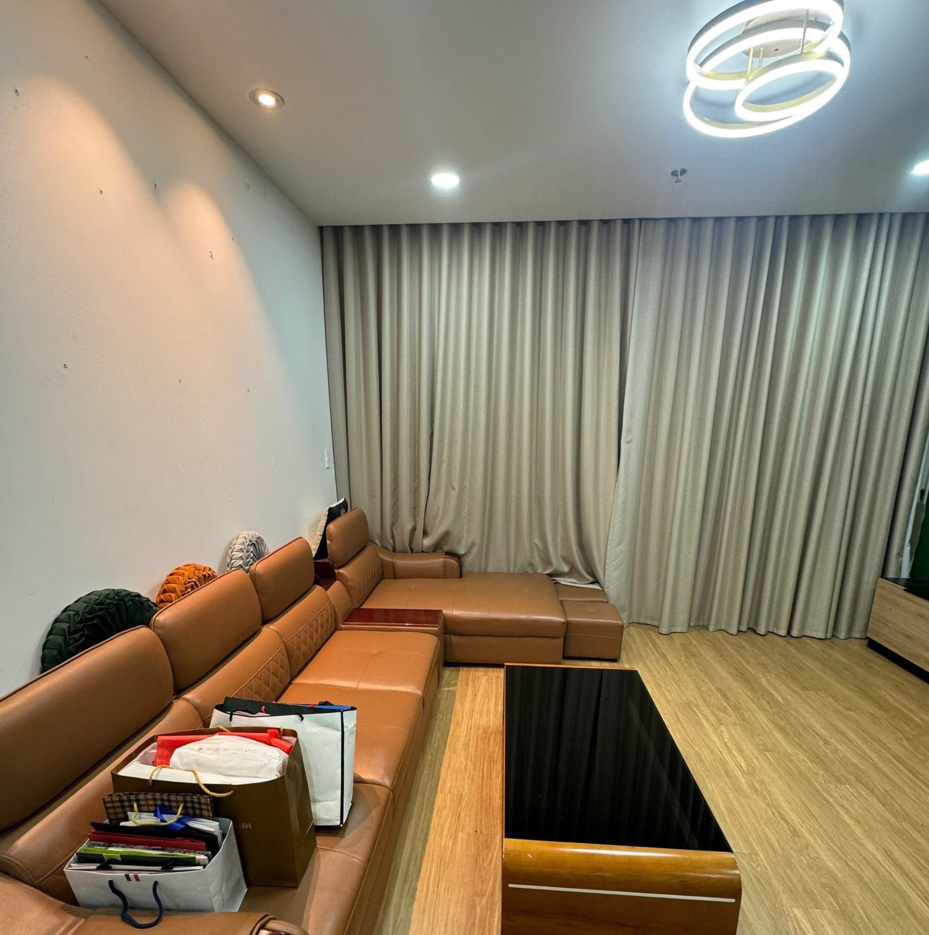 Cho thuê căn hộ 3 ngủ 130m2 full đồ hướng Nam view thoáng tòa N03T3 1