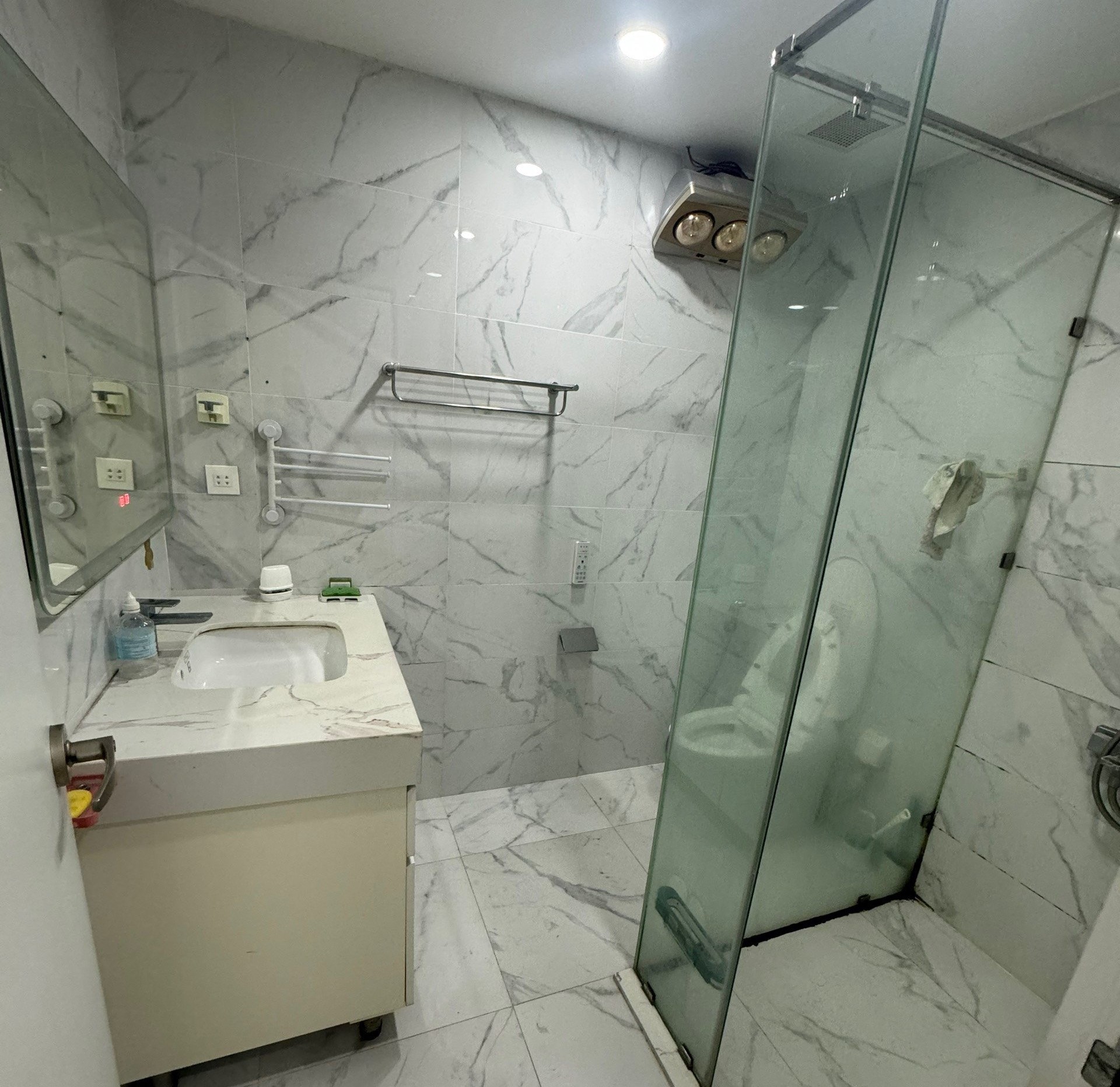 Cho thuê căn hộ 3 ngủ 130m2 full đồ hướng Nam view thoáng tòa N03T3 15