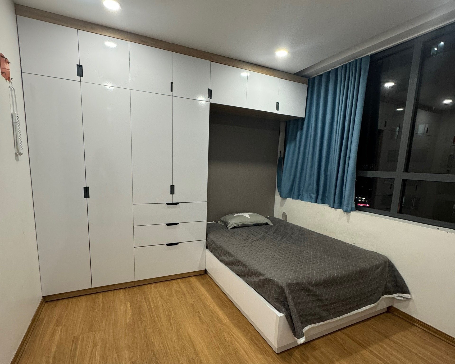 Cho thuê căn hộ 3 ngủ 130m2 full đồ hướng Nam view thoáng tòa N03T3 8