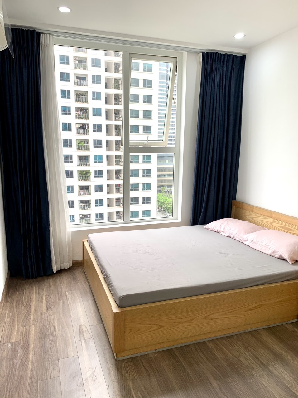 Cho thuê căn hộ 3 ngủ 93m2 view hồ điều hòa tòa N02T3 Ngoại Giao Đoàn 5