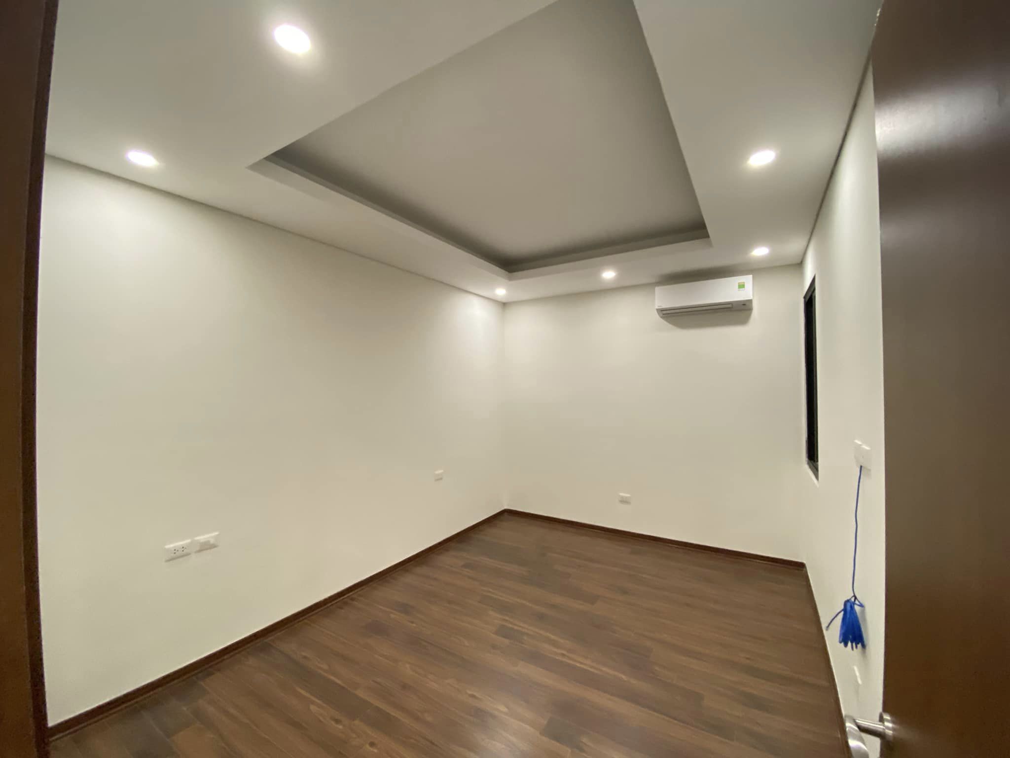 Cho thuê căn hộ 3 ngủ 95m2 đồ cơ bản tòa N01T1 Ngoại Giao Đoàn 2