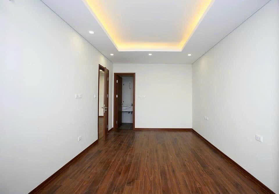 Cho thuê căn hộ 3 phòng ngủ đồ cơ bản, ban công Nam tòa N01T1 Ngoại giao đoàn 4