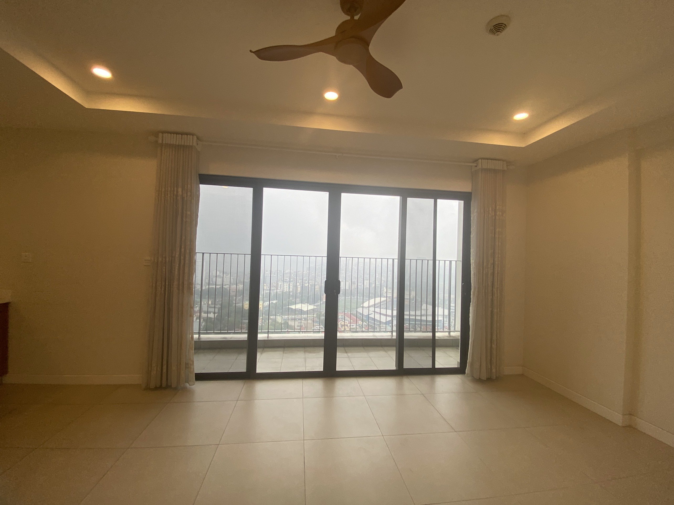 Cho thuê căn hộ 3 phòng ngủ đồ cơ bản tòa Novo Kosmo Tây Hồ giá 20 triệu tháng 1