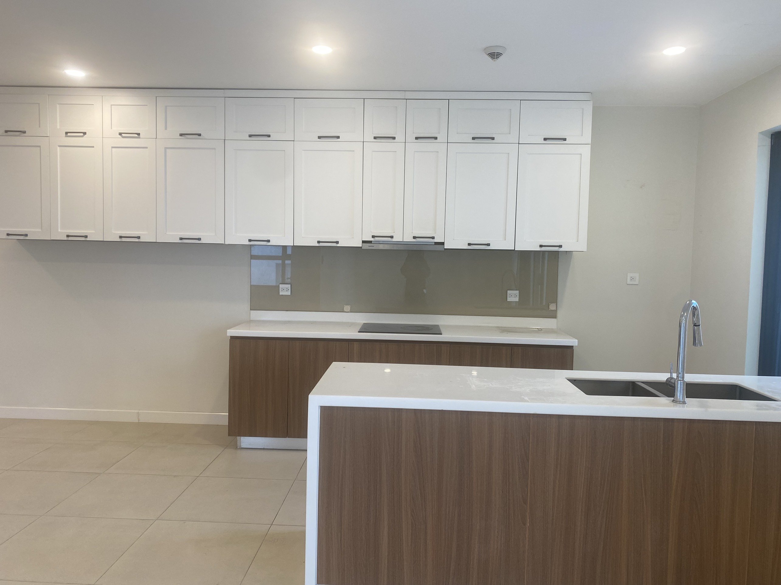 Cho thuê căn hộ 3 phòng ngủ đồ cơ bản tòa Novo Kosmo Tây Hồ giá 20 triệu tháng 2