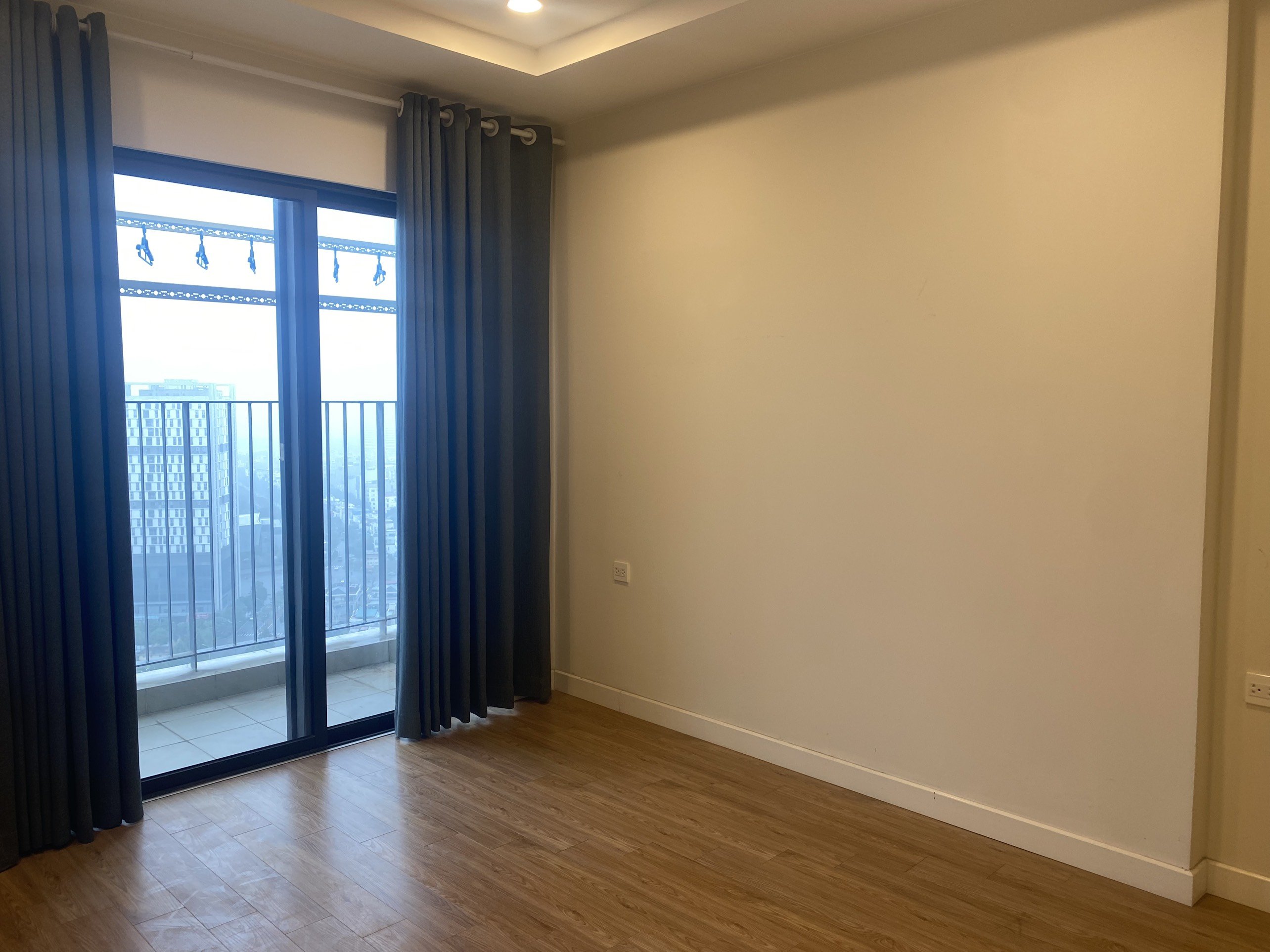 Cho thuê căn hộ 3 phòng ngủ đồ cơ bản tòa Novo Kosmo Tây Hồ giá 20 triệu tháng 4