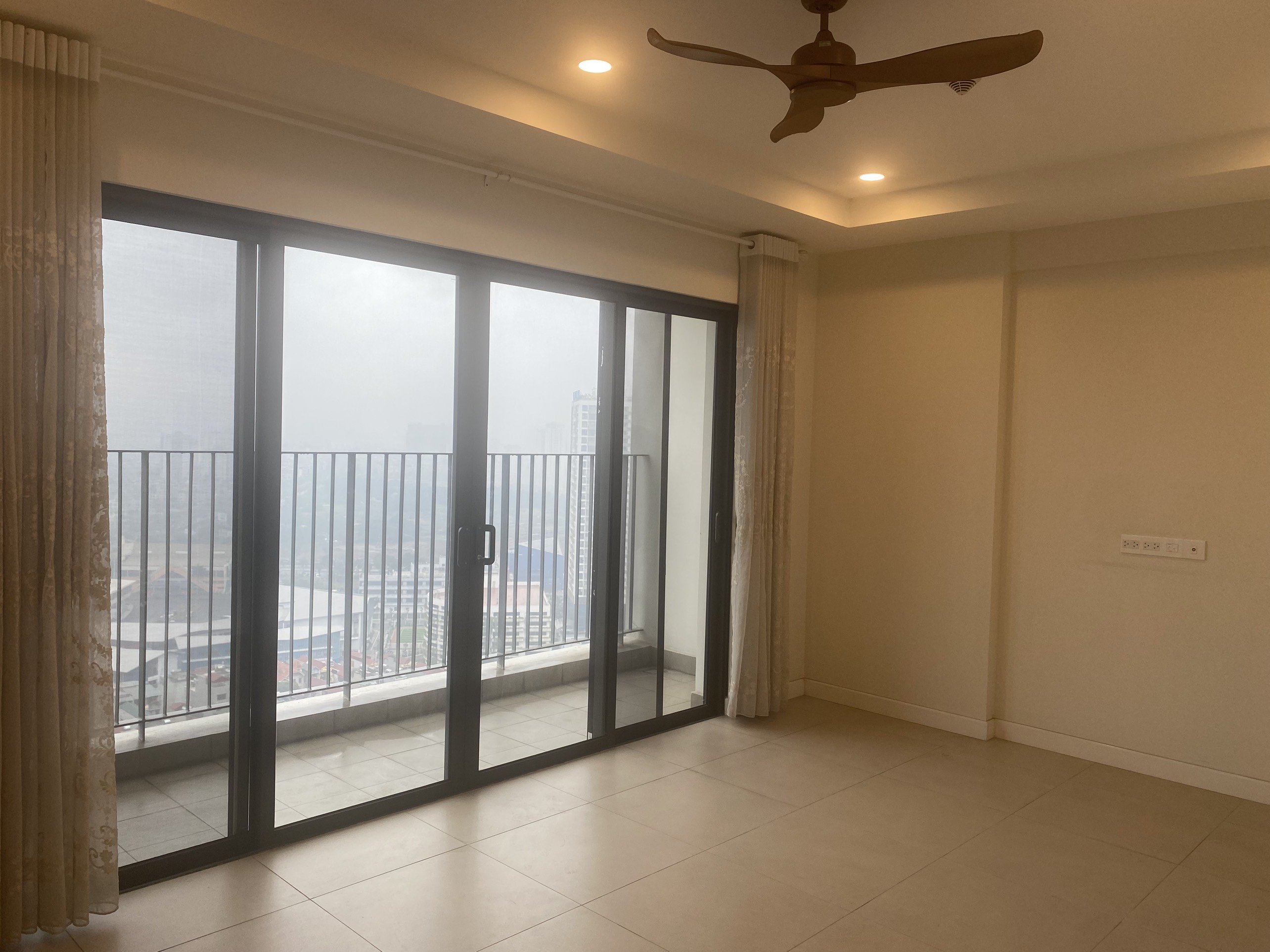 Cho thuê căn hộ 3 phòng ngủ đồ cơ bản tòa Novo Kosmo Tây Hồ giá 20 triệu tháng 5