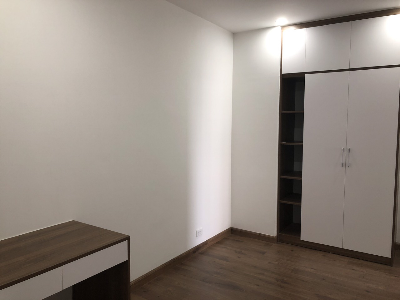 Cho thuê căn hộ 3PN toà N01 T2 Ngoại Giao Đoàn 9