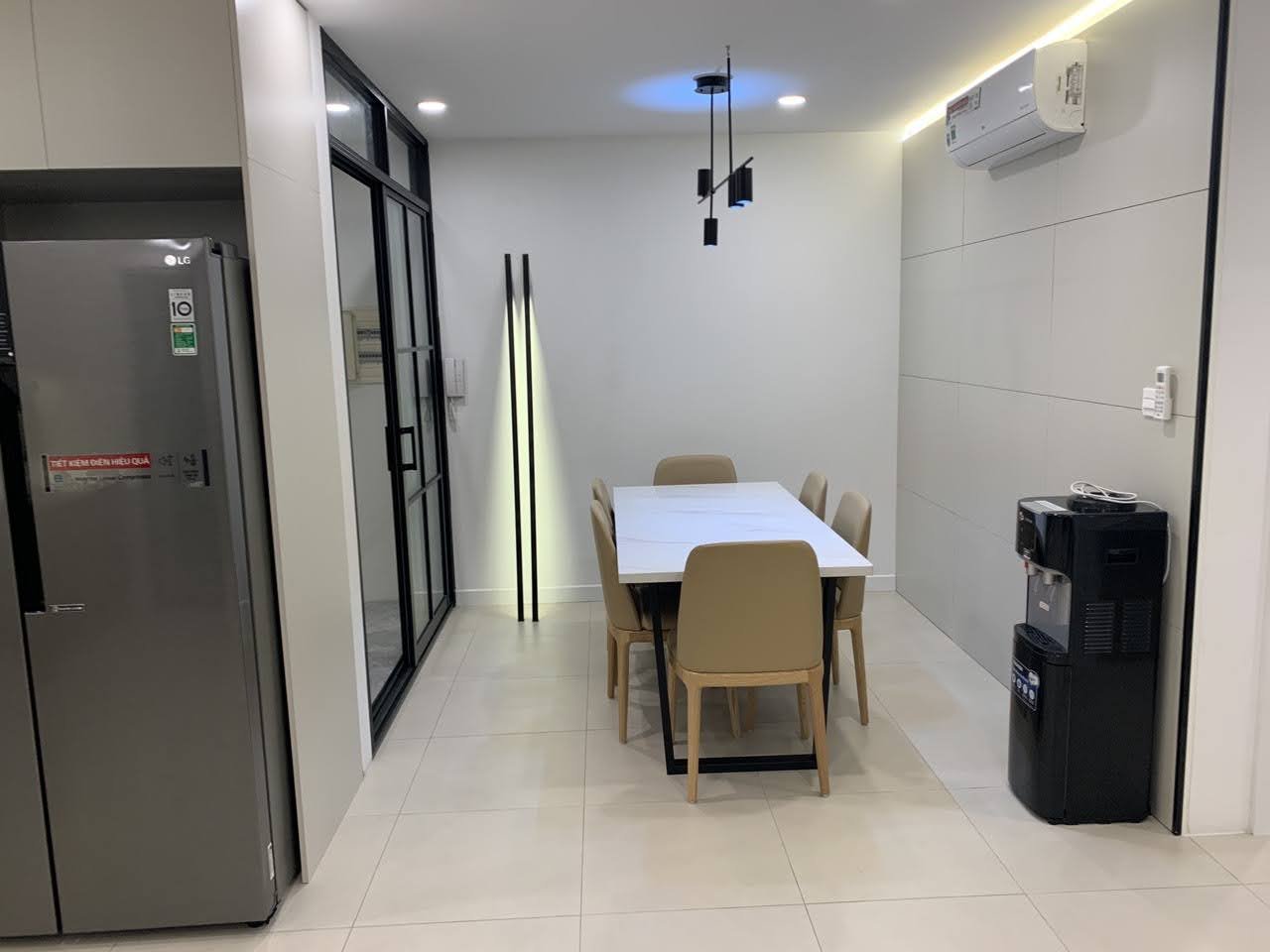 Cho thuê căn hộ 3PN/118m2 tầng Sky view Hồ tại Kosmo Xuân La 2