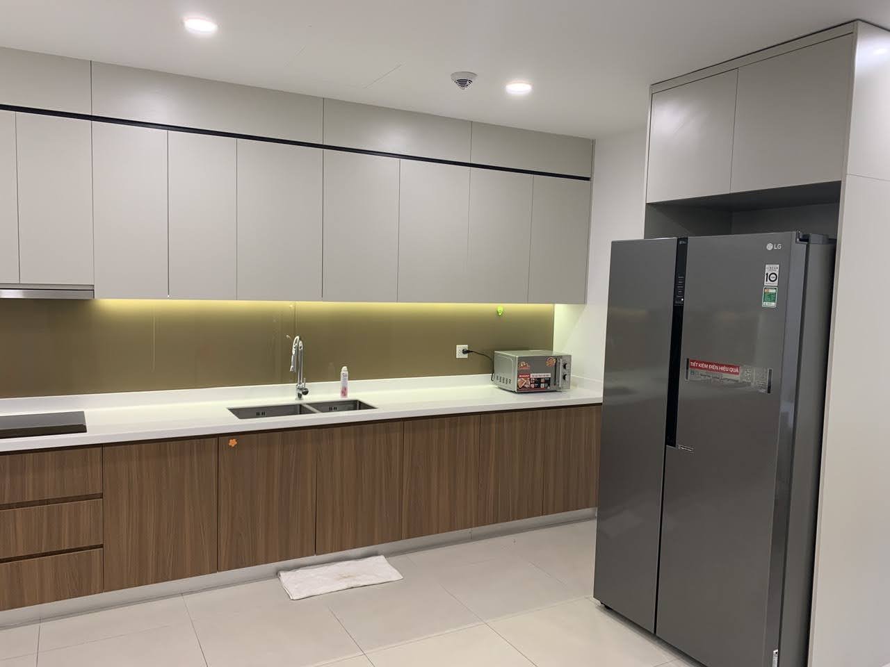 Cho thuê căn hộ 3PN/118m2 tầng Sky view Hồ tại Kosmo Xuân La 3