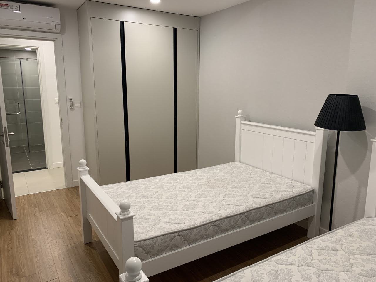 Cho thuê căn hộ 3PN/118m2 tầng Sky view Hồ tại Kosmo Xuân La 4