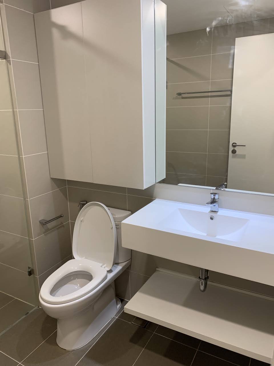 Cho thuê căn hộ 3PN/118m2 tầng Sky view Hồ tại Kosmo Xuân La 9