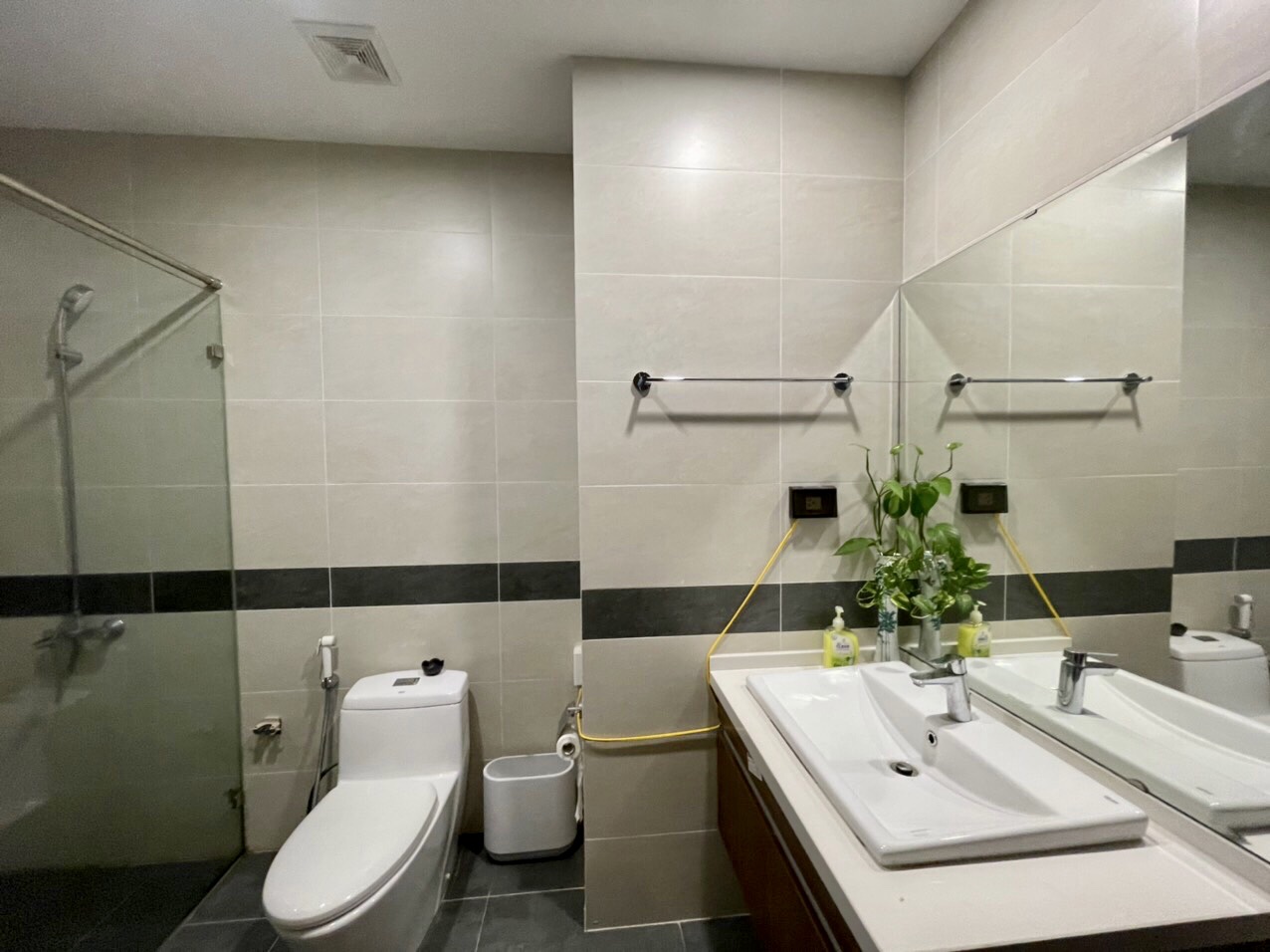 Cho thuê căn hộ 4 ngủ 137m2 full đồ view đẹp tại N01T8 Ngoại Giao Đoàn 10