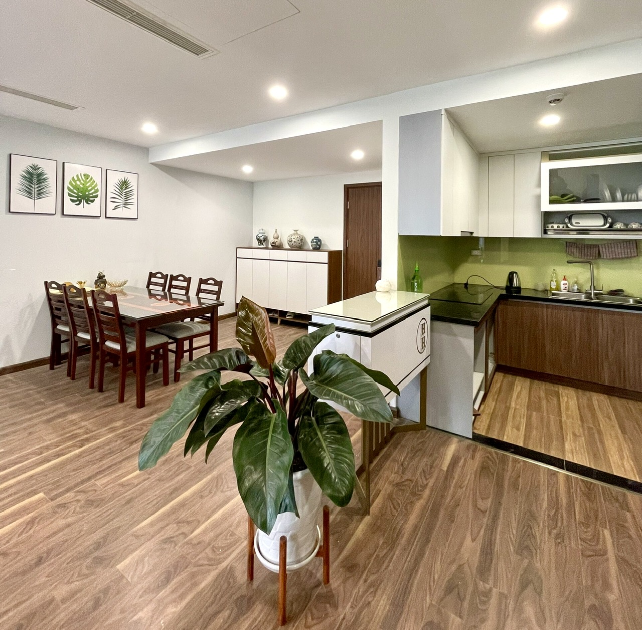 Cho thuê căn hộ 4 ngủ 137m2 full đồ view đẹp tại N01T8 Ngoại Giao Đoàn 4