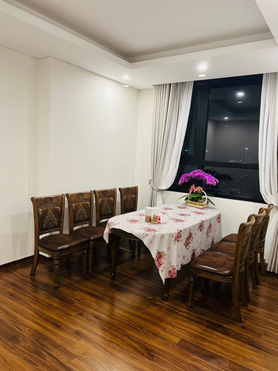 Cho thuê căn hộ 4 phòng ngủ toà N01T1 Lạc Hồng - Ngoại giao đoàn 3