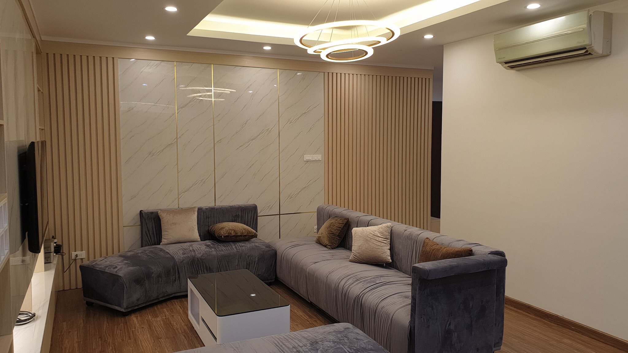 Cho thuê căn hộ chung cư N04B Ngoại Giao Đoàn tòa Lanmark căn hộ 3 phòng ngủ 2