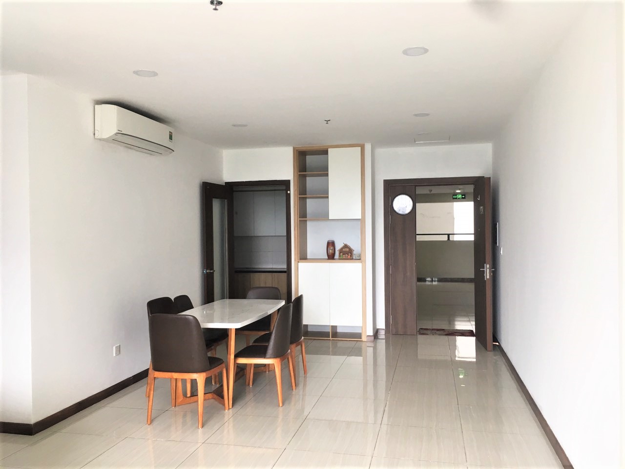 Cho thuê căn tầng trung toà N03T3B, View Hồ 2