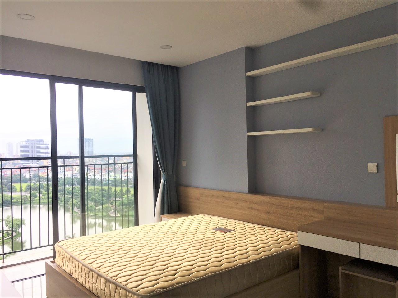 Cho thuê căn tầng trung toà N03T3B, View Hồ 5