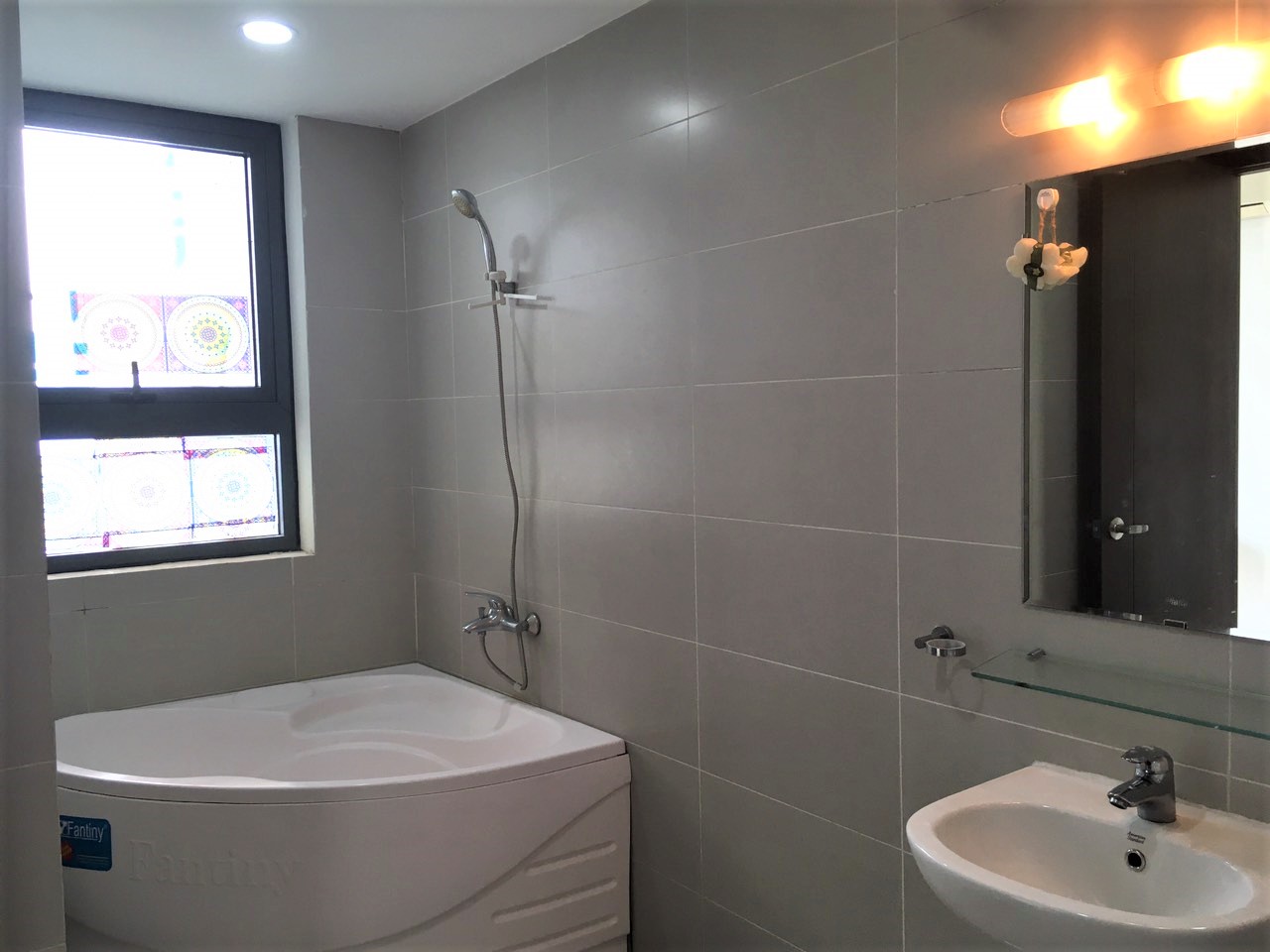 Cho thuê căn tầng trung toà N03T3B, View Hồ 9
