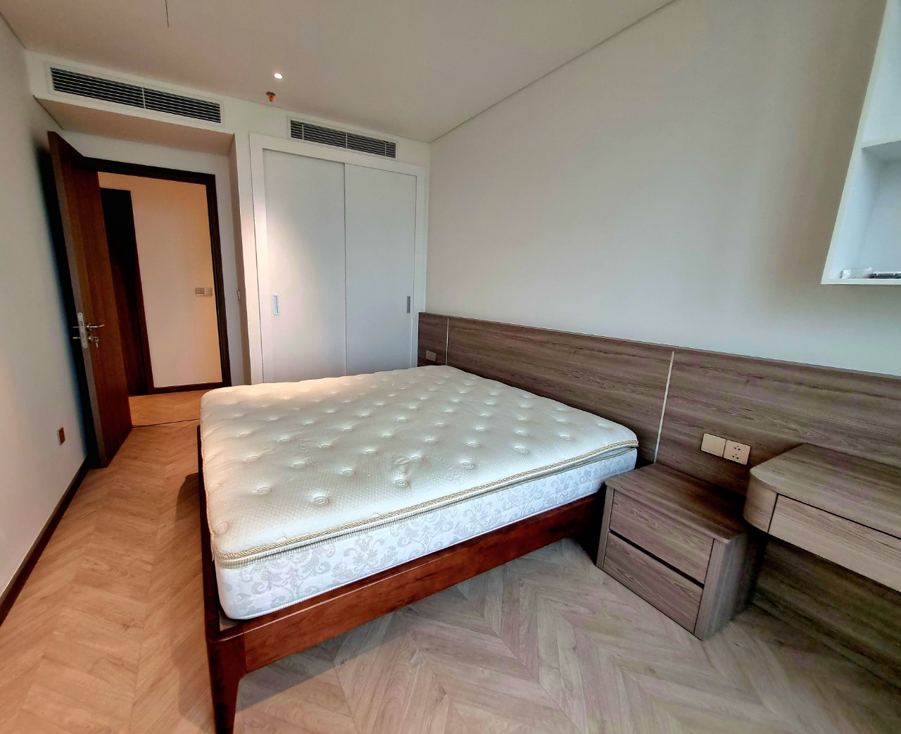Cho thuê căn VIP 142,5m2 x 4PN full đồ - view Hồ Starlake N01T6 Ngoại Giao Đoàn 14