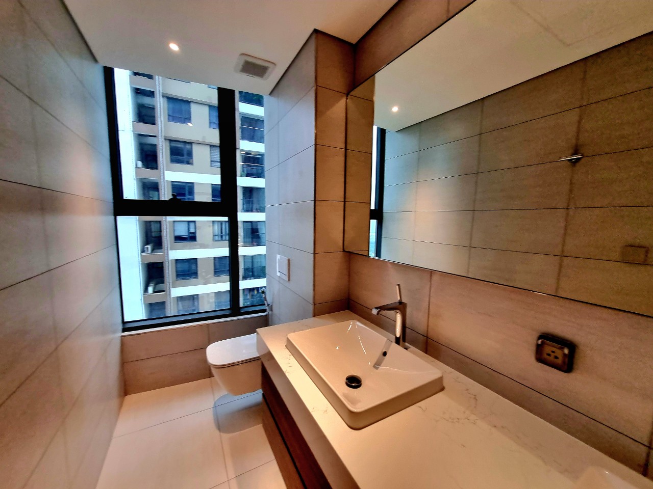 Cho thuê căn VIP 142,5m2 x 4PN full đồ - view Hồ Starlake N01T6 Ngoại Giao Đoàn 17