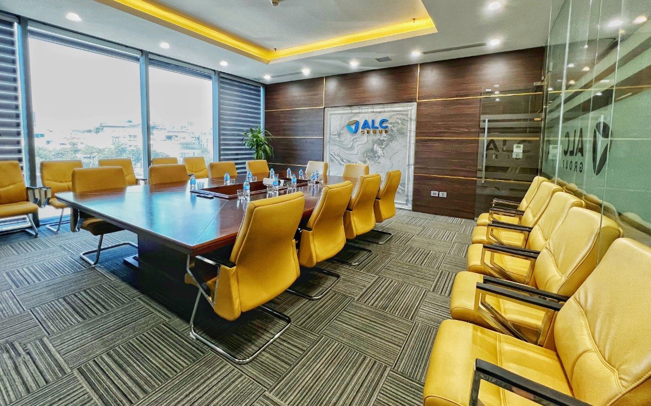 Cho thuê sàn văn phòng tầng 2 N02T1: 242m2 full đồ mới đẹp, có chia phòng nhỏ 2