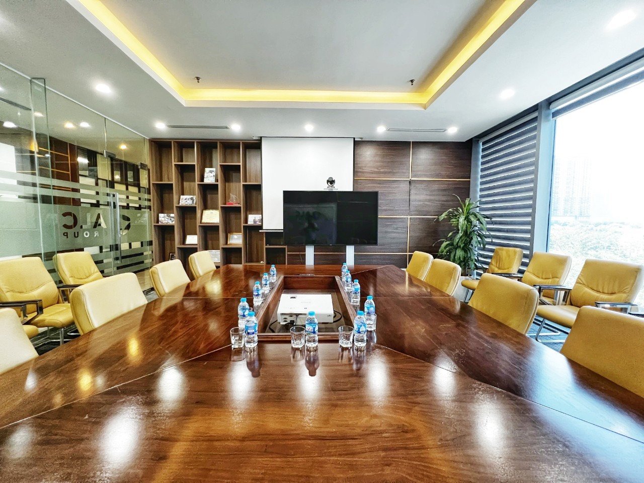 Cho thuê sàn văn phòng tầng 2 N02T1: 242m2 full đồ mới đẹp, có chia phòng nhỏ 3