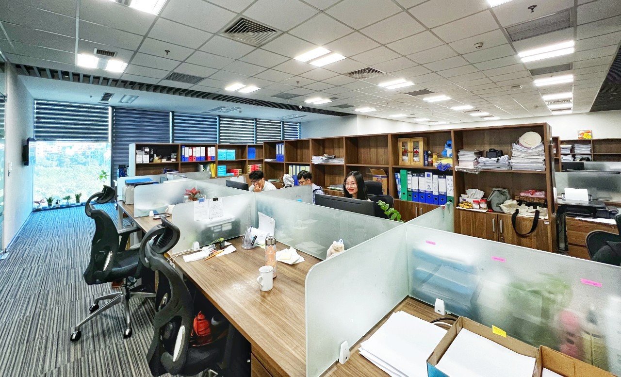 Cho thuê sàn văn phòng tầng 2 N02T1: 242m2 full đồ mới đẹp, có chia phòng nhỏ 4
