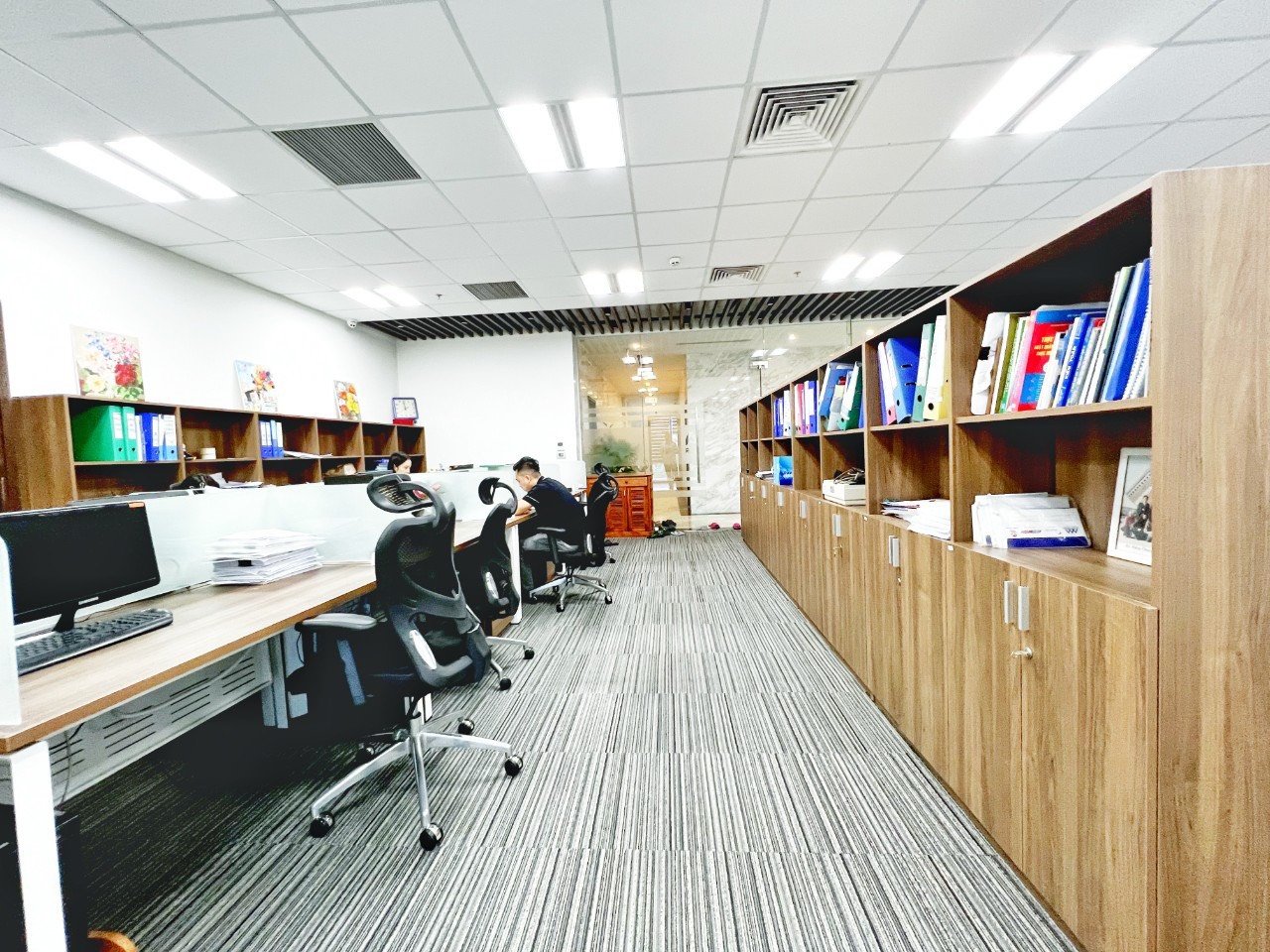 Cho thuê sàn văn phòng tầng 2 N02T1: 242m2 full đồ mới đẹp, có chia phòng nhỏ 5