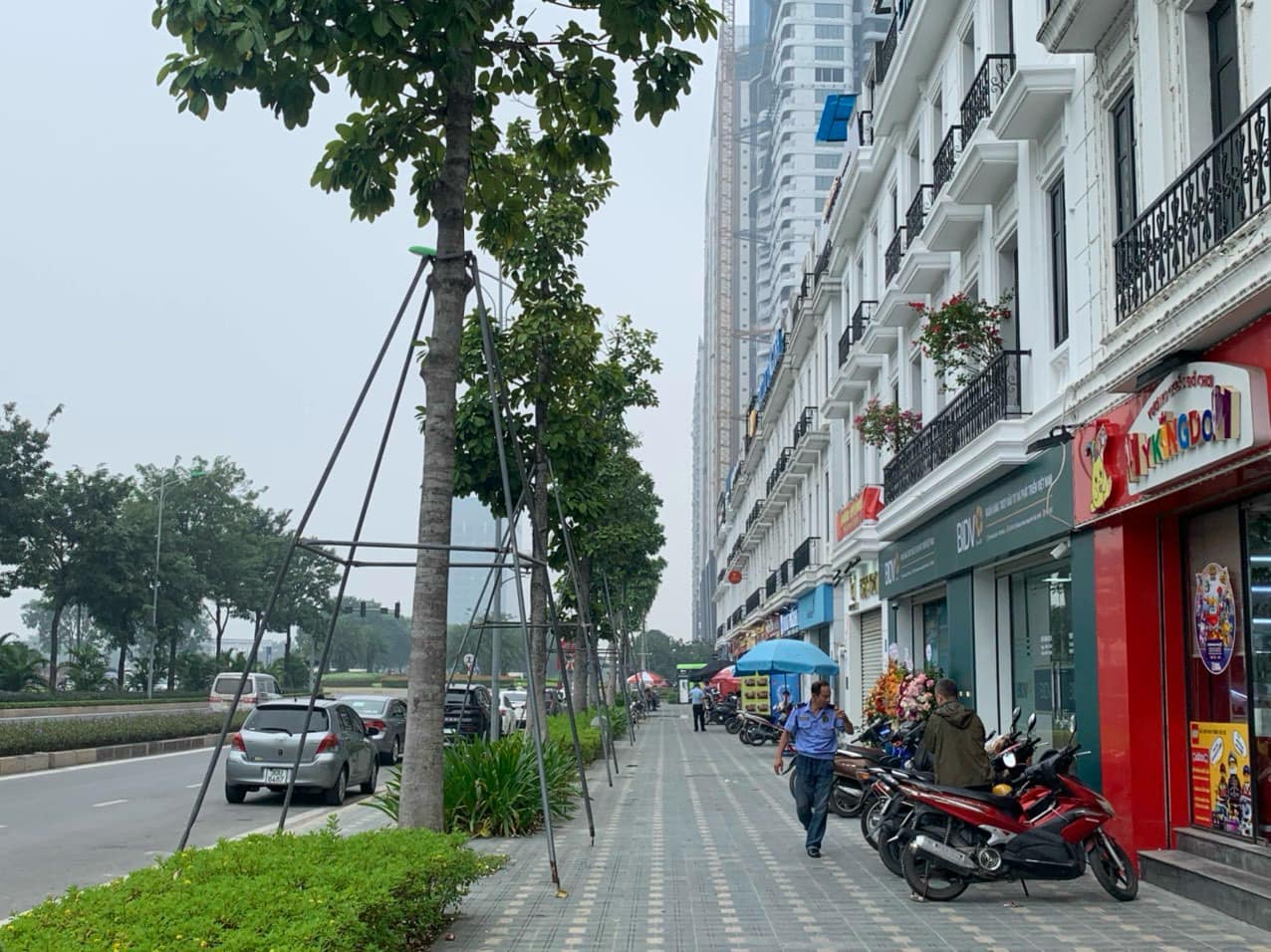 Cho thuê shophouse Embassy Garden: 120m2 x 4 tầng, đồ cơ bản, kinh doanh đỉnh 2