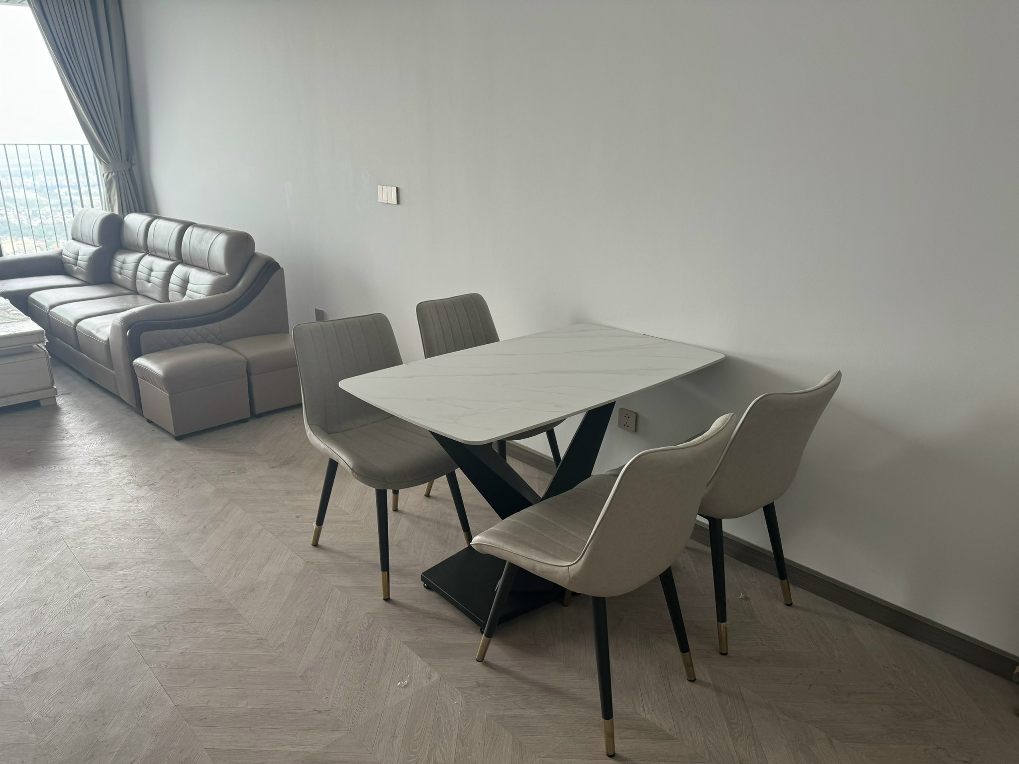 For rent: 3-bedroom apartment with neutral tones located at N01T6 Diplomatic Corps. 4