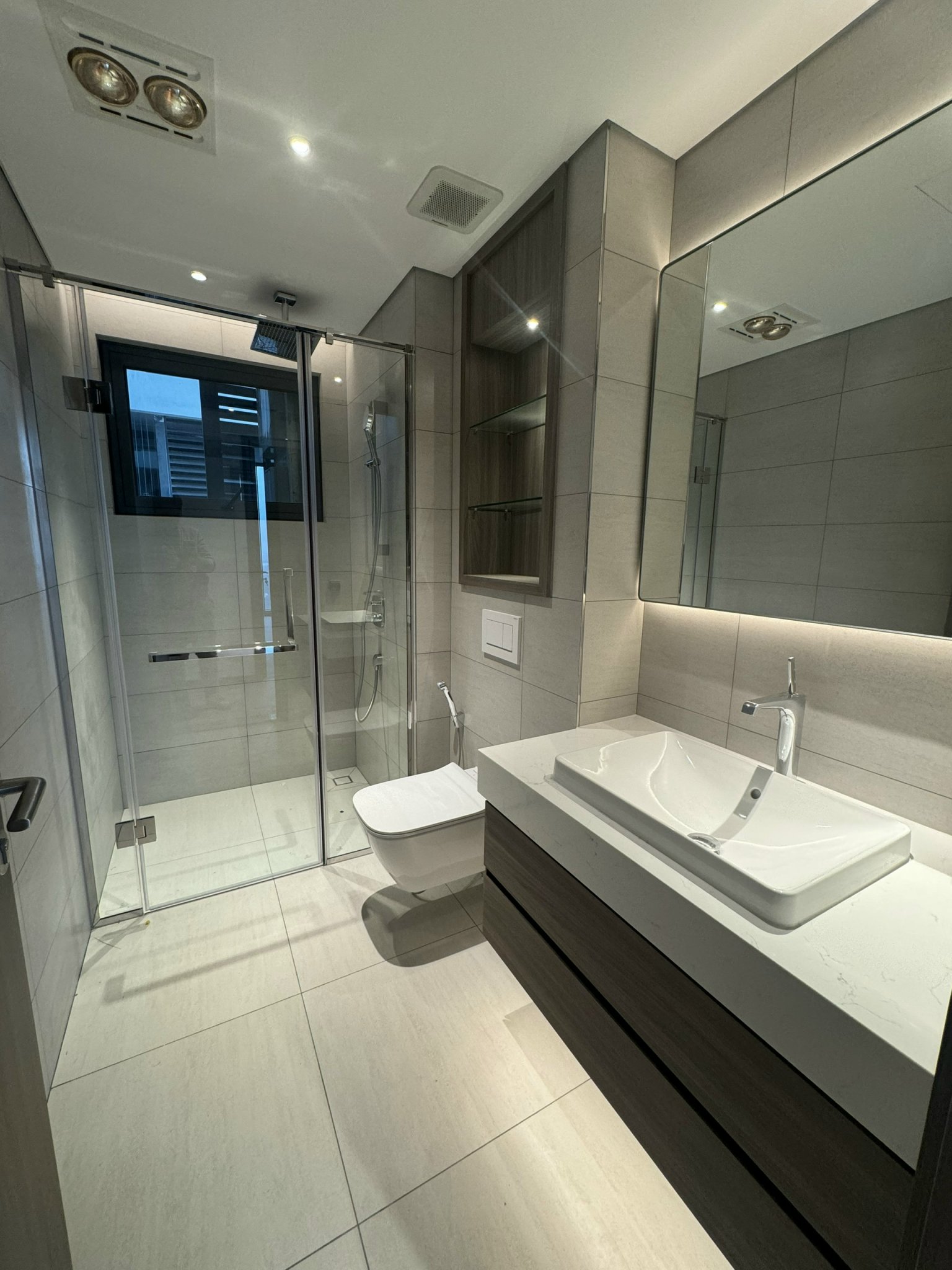 For rent: 3-bedroom apartment with neutral tones located at N01T6 Diplomatic Corps. 5