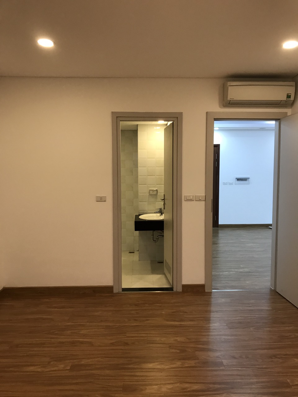 Gia đình cần bán Bán căn hộ tòa N04B-T2 khu ngoại giao đoàn diện tích 129m2 giá chỉ 36 triệu/ 1 m2 4