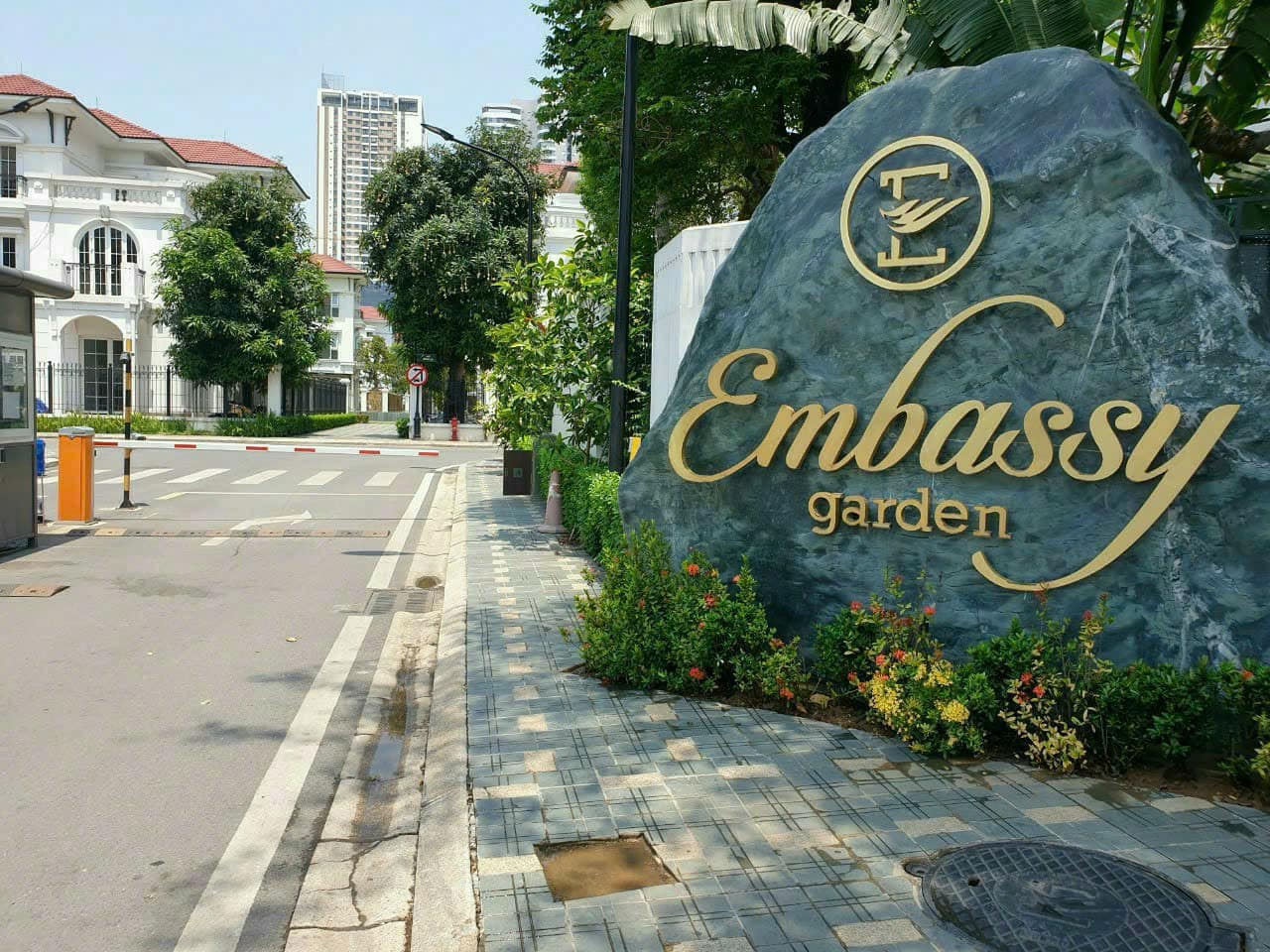 Bán biệt thự Embassy Ngoại Giao Đoàn: 225m2 x 3 tầng 1 tum, giá tốt