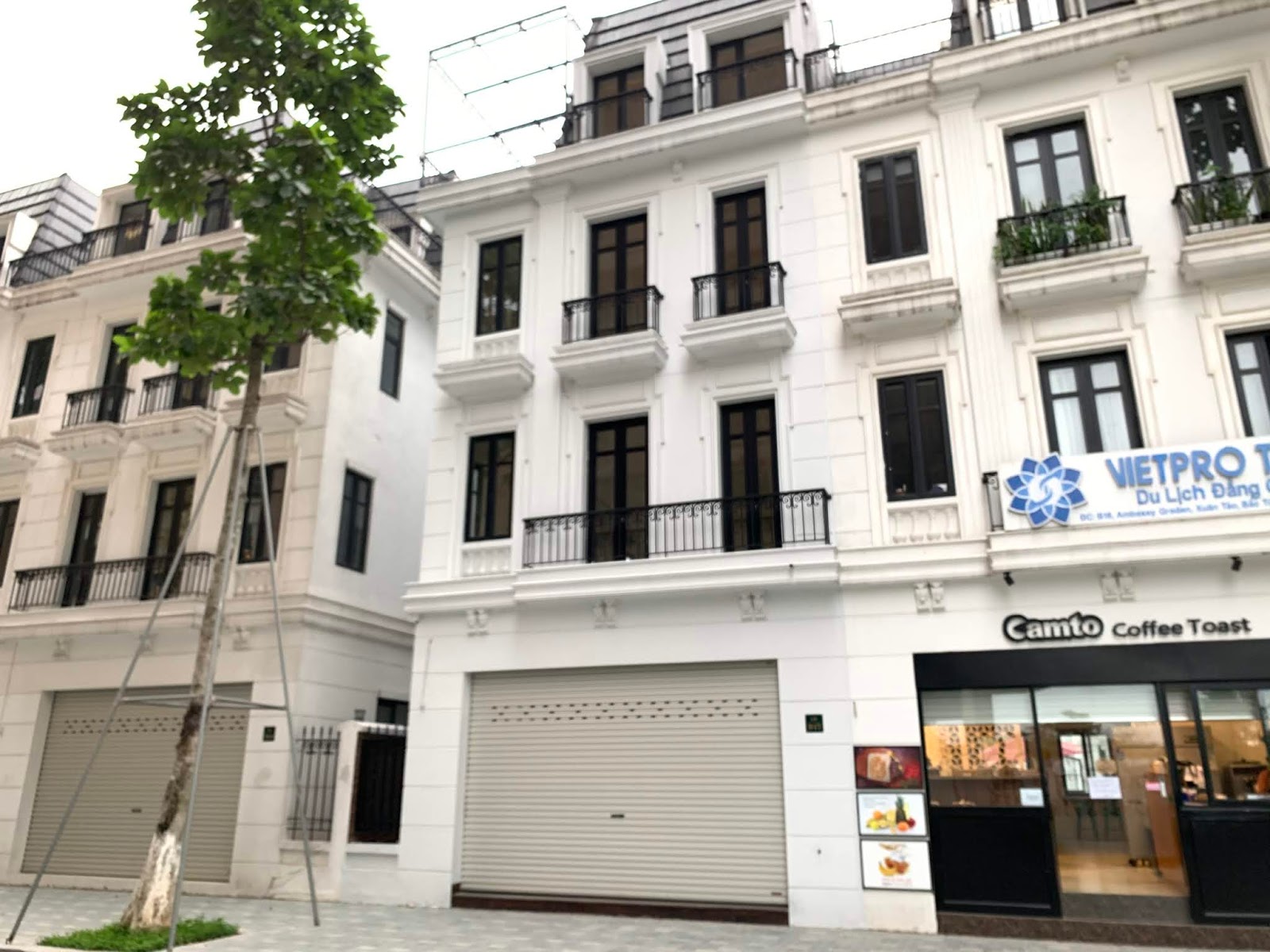 Bán shophouse tại Embassy Garden KĐT Tây Hồ Tây: DT 154m2 x 4 tầng, mặt tiền rộng xe đỗ thoải mái