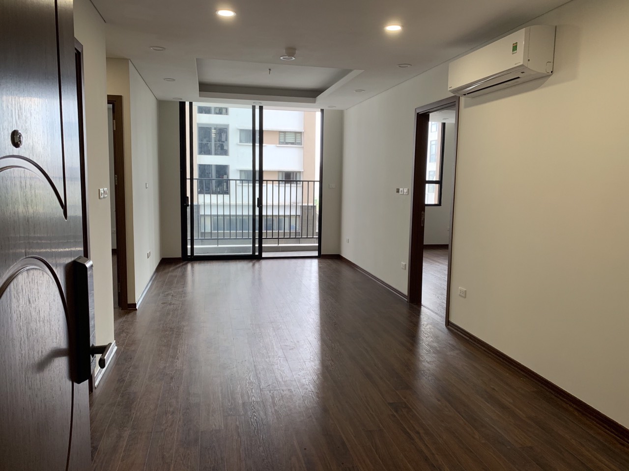 Chính chủ cần bán căn hộ thấp tầng với giá 35 triệu/1m2 Toà N01-T1 tháp B, chung cư Ngoại Giao Đoàn.
