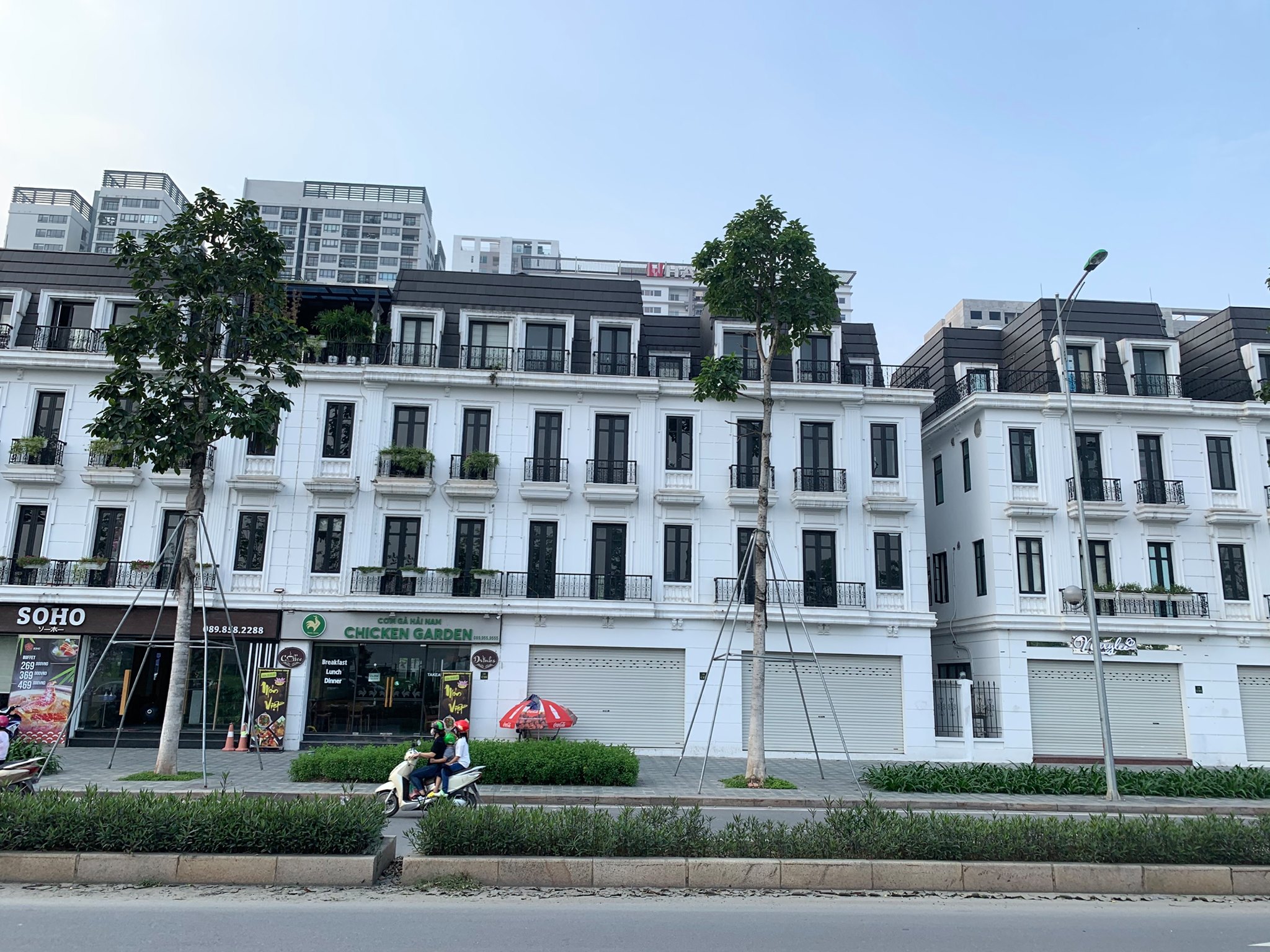 Cho thuê biệt thự Embassy Garden 300m2 x 3.5 tầng, đồ cơ bản, mặt tiền lớn