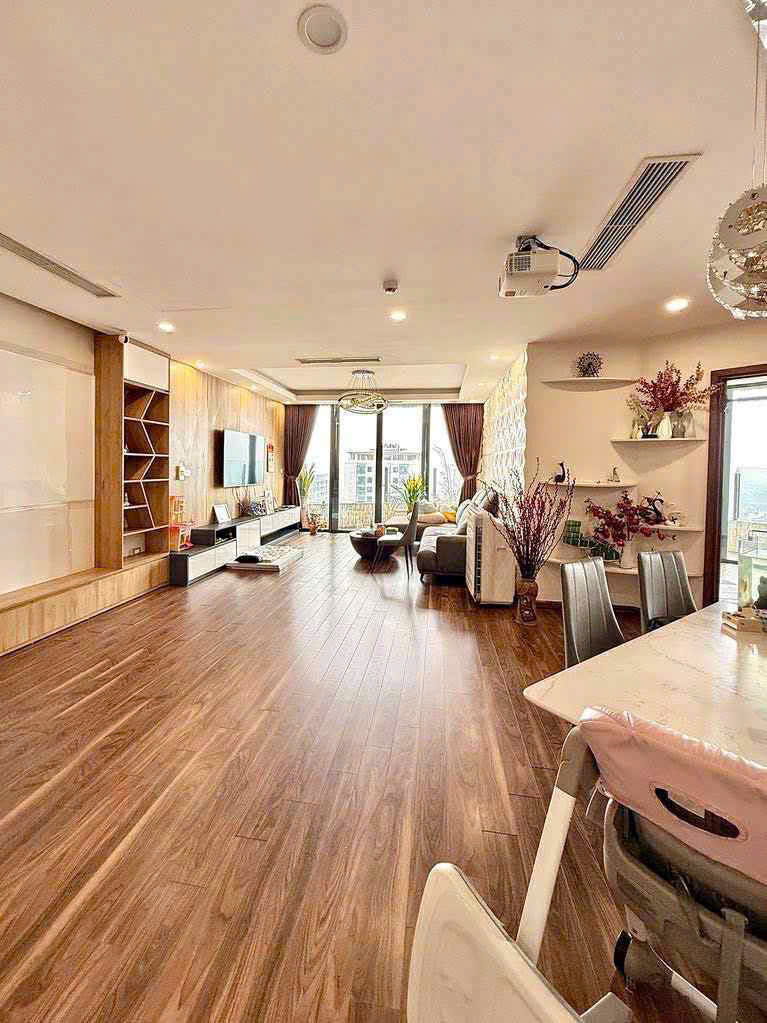 Cho thuê căn hộ 3 ngủ tòa N01T8 đầy đủ nội thất ở luôn tầng cao view hồ điều hòa - DT: 133.6m2 cửa Đông Ngoại Giao Đoàn giá tốt