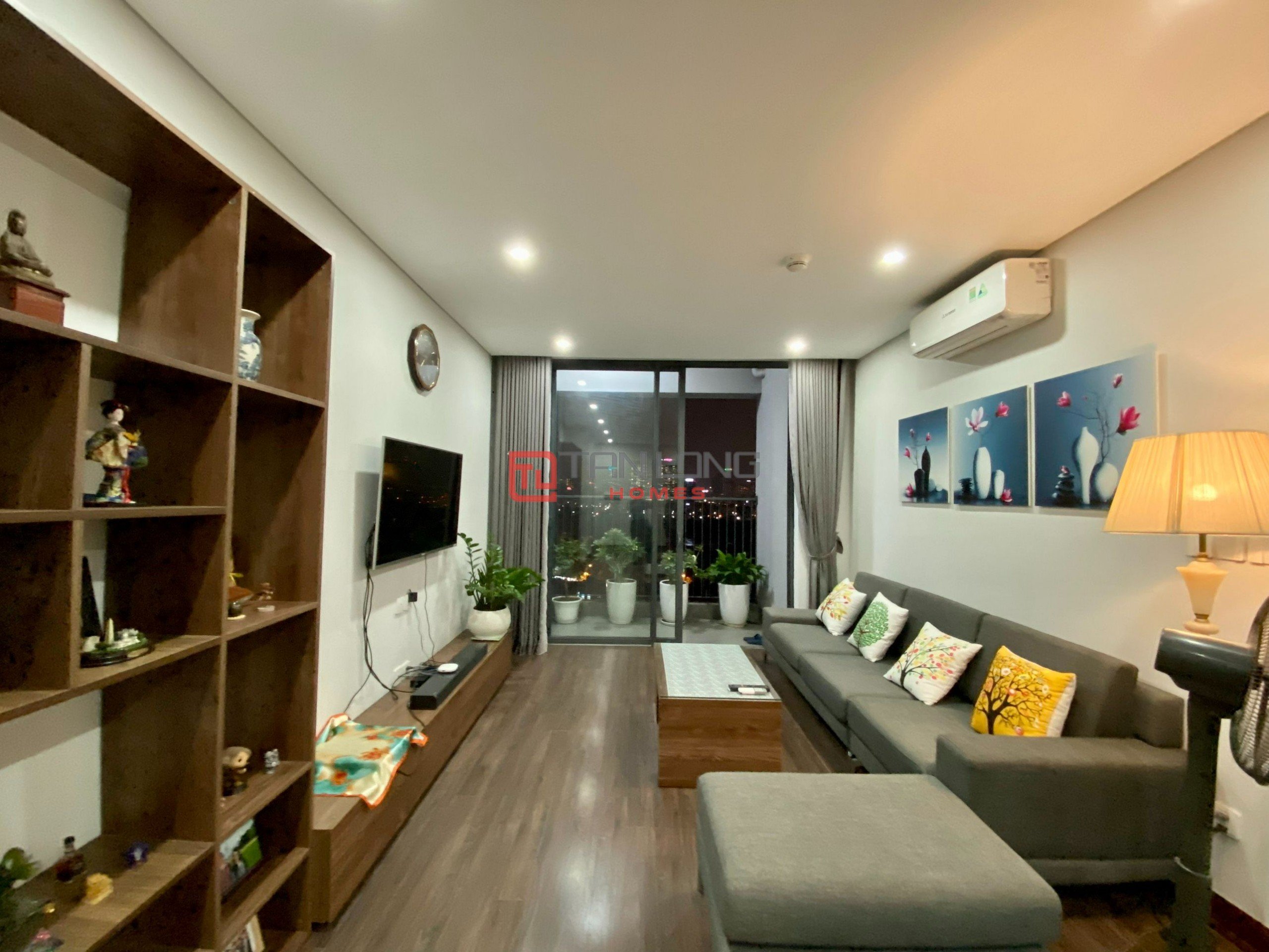 Cho thuê căn hộ 3 phòng ngủ diện tích 125m2 view nội khu toà N01T7