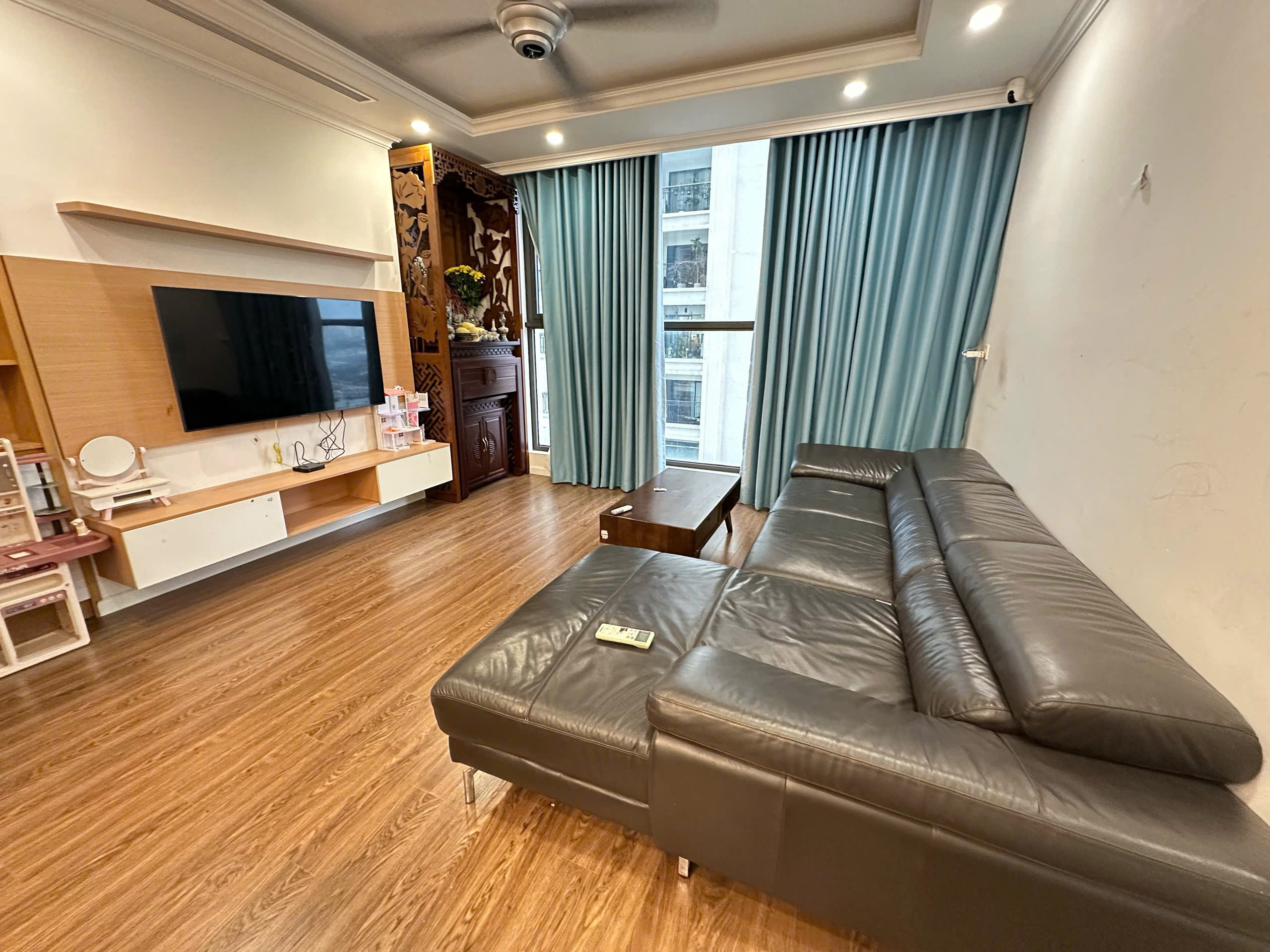 Cho thuê chung cư 3 phòng ngủ 2WC Ngoại Giao Đoàn - DT: 90m2 tòa R2-1814 cửa Bắc view nội khu