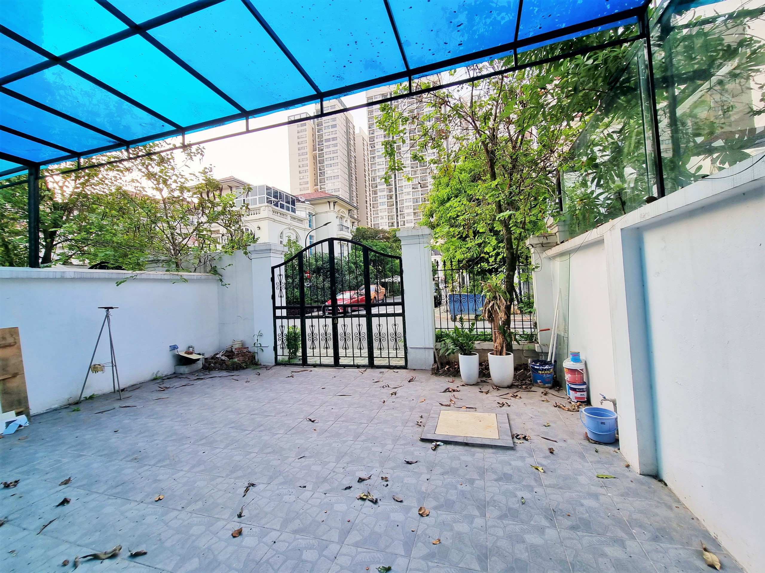 Cho thuê shophouse 144m2 x 4 tầng thang máy mặt đường 80m Embassy Garden