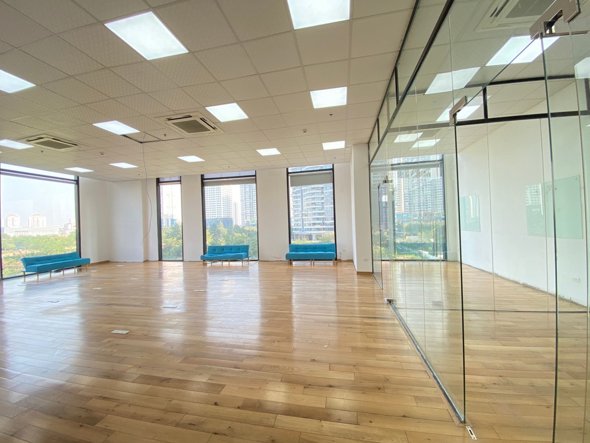 Renting a 250m2 office floor in Diplomatic Corps 1