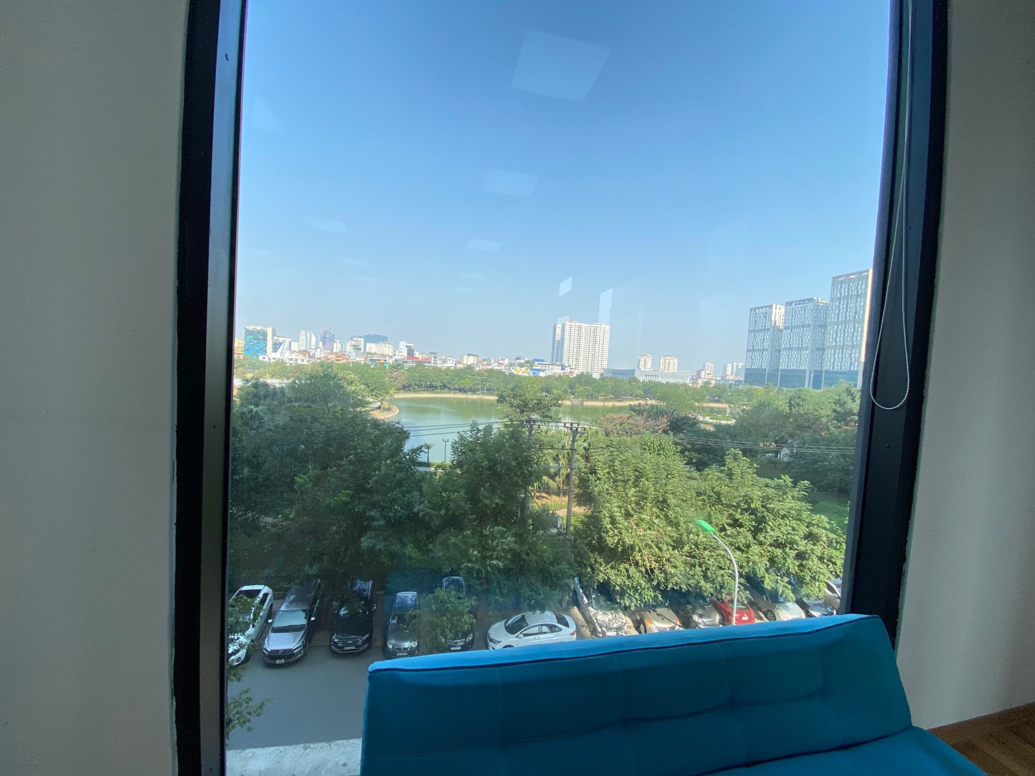Renting a 250m2 office floor in Diplomatic Corps 2